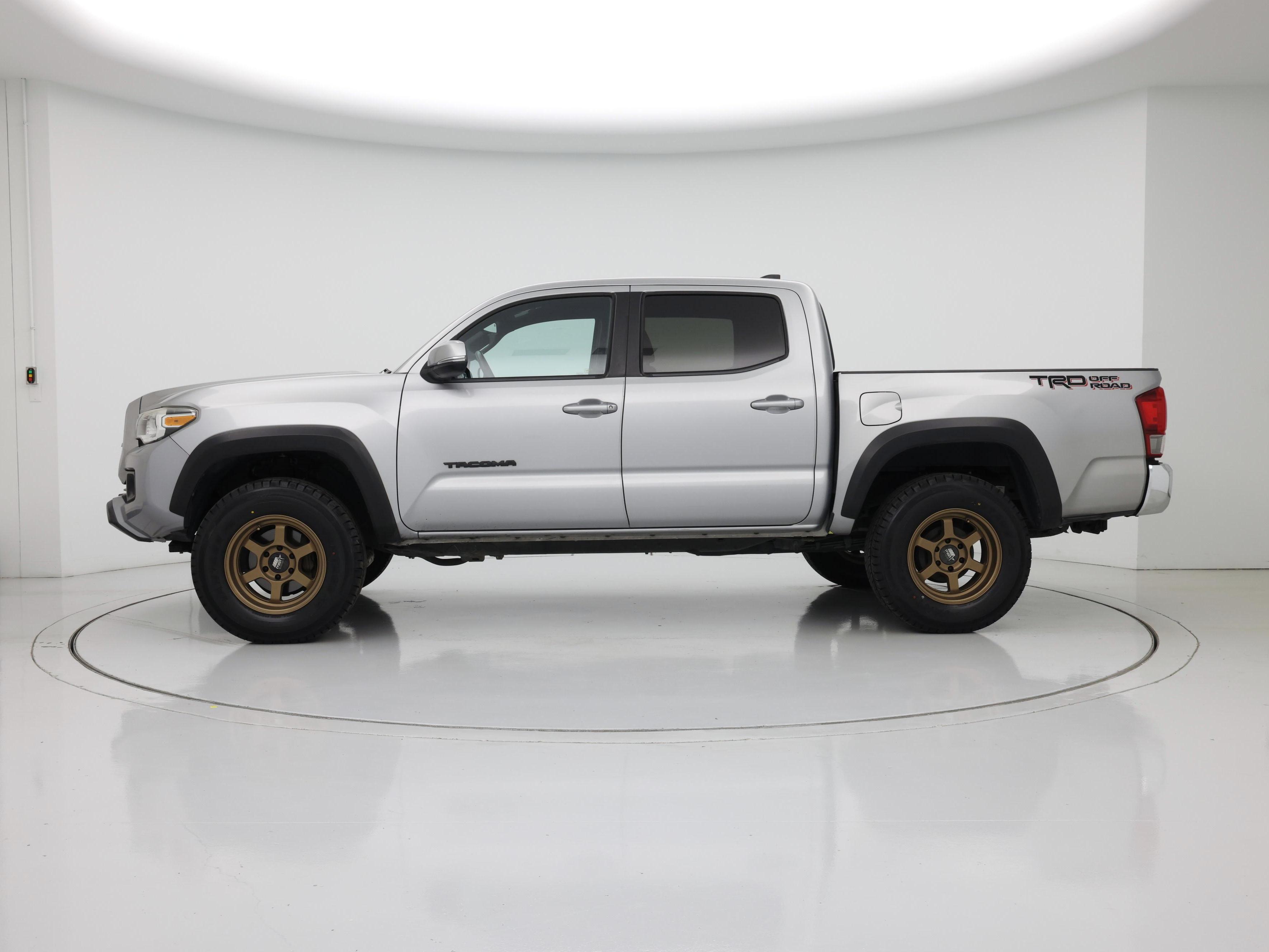 Thumbnail: 2017 Toyota Tacoma - 3