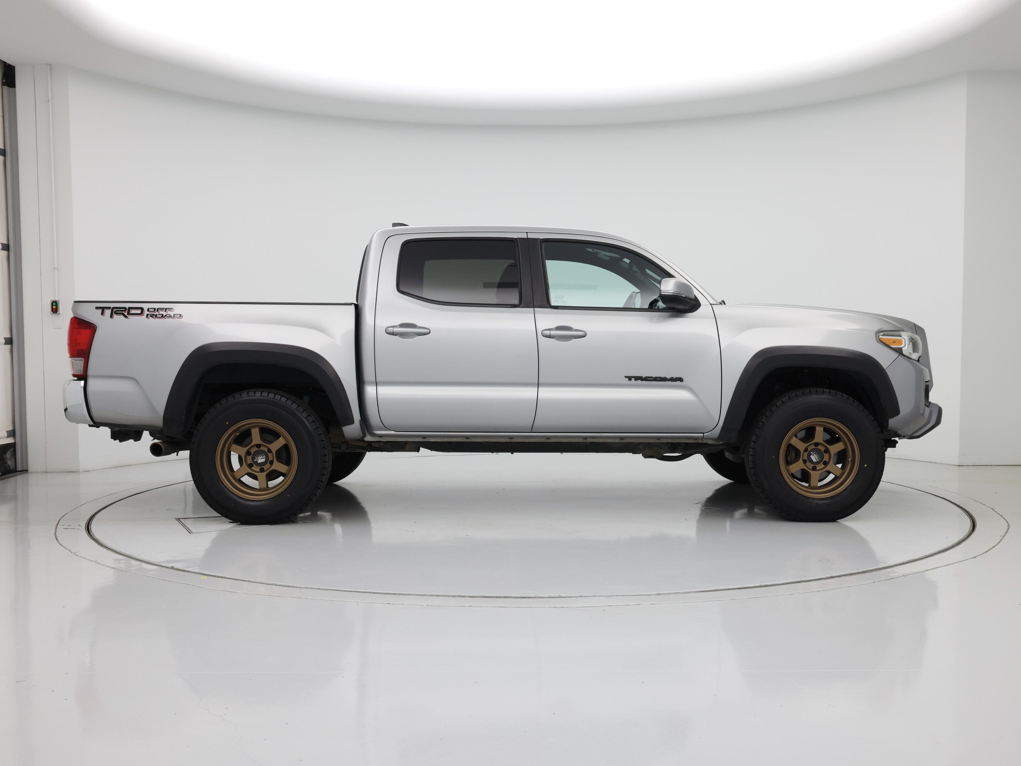 Thumbnail: 2017 Toyota Tacoma - 7