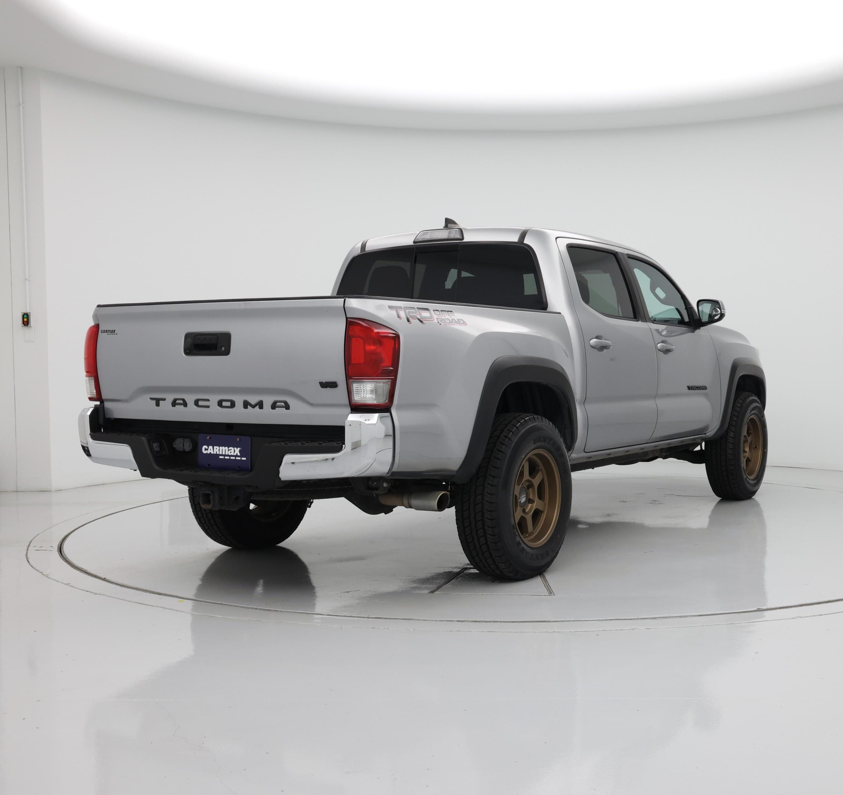 Thumbnail: 2017 Toyota Tacoma - 8