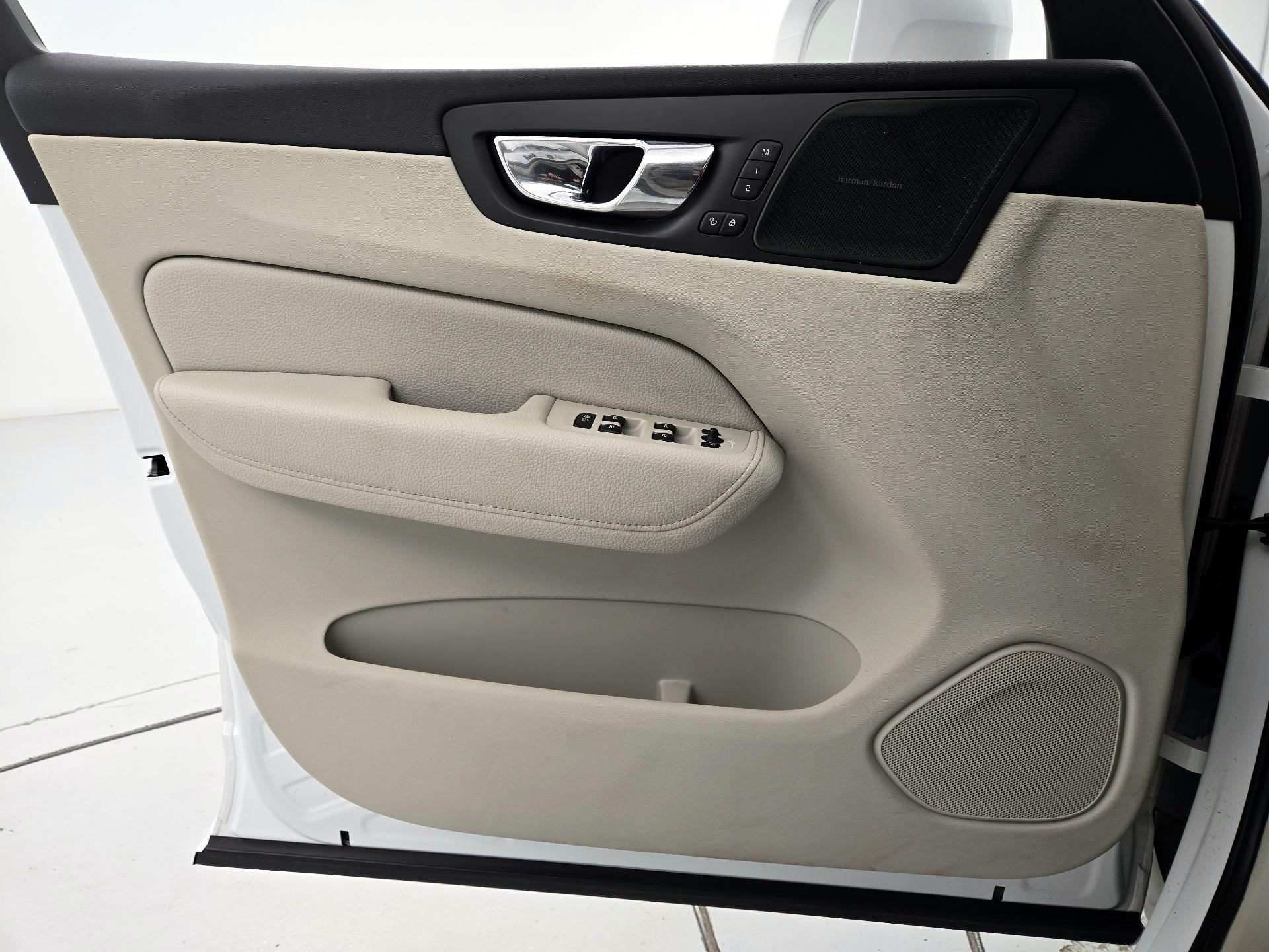 Thumbnail: 2019 Volvo XC60 - 12