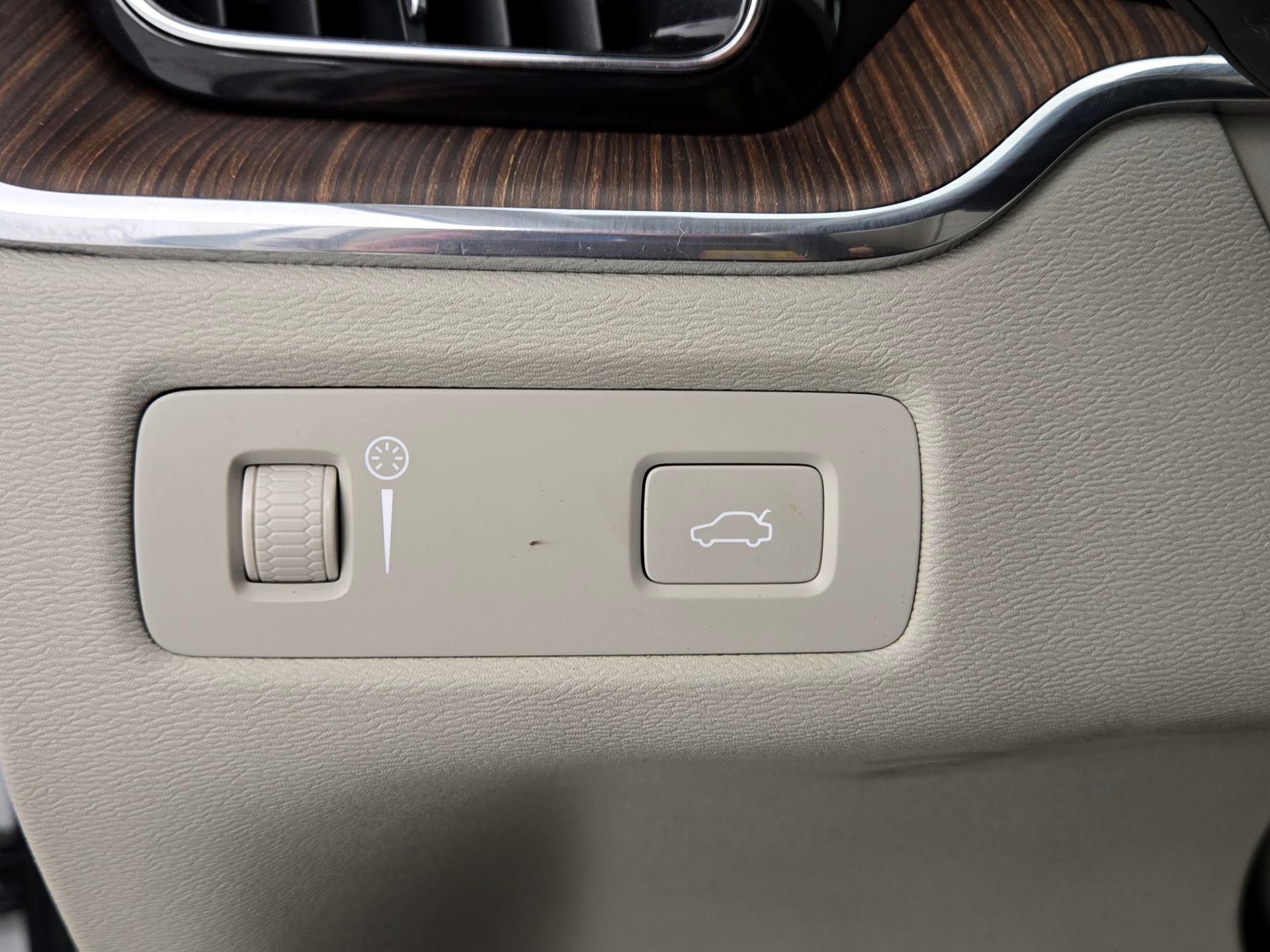 Thumbnail: 2019 Volvo XC60 - 13