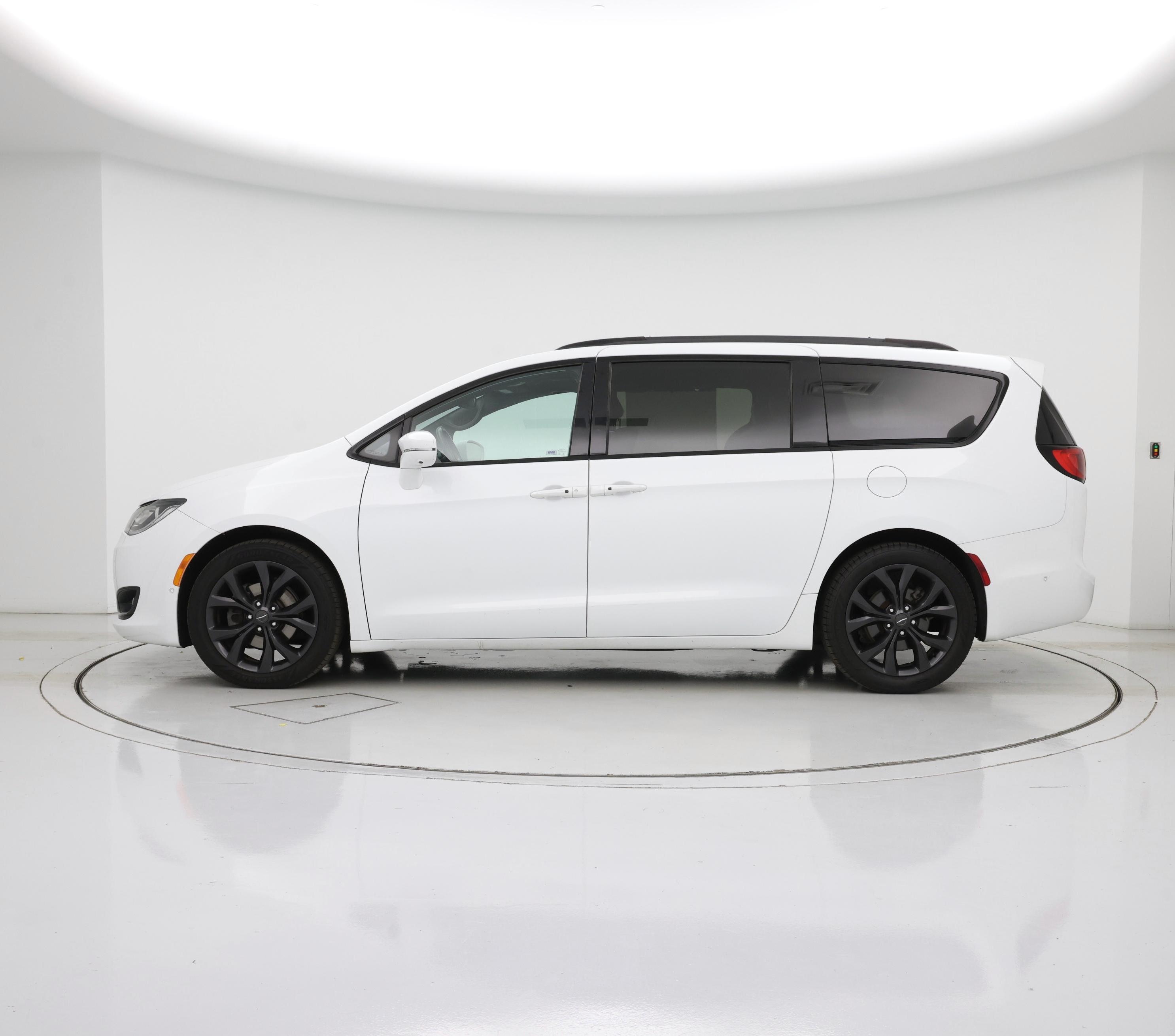 Thumbnail: 2020 Chrysler Pacifica - 3