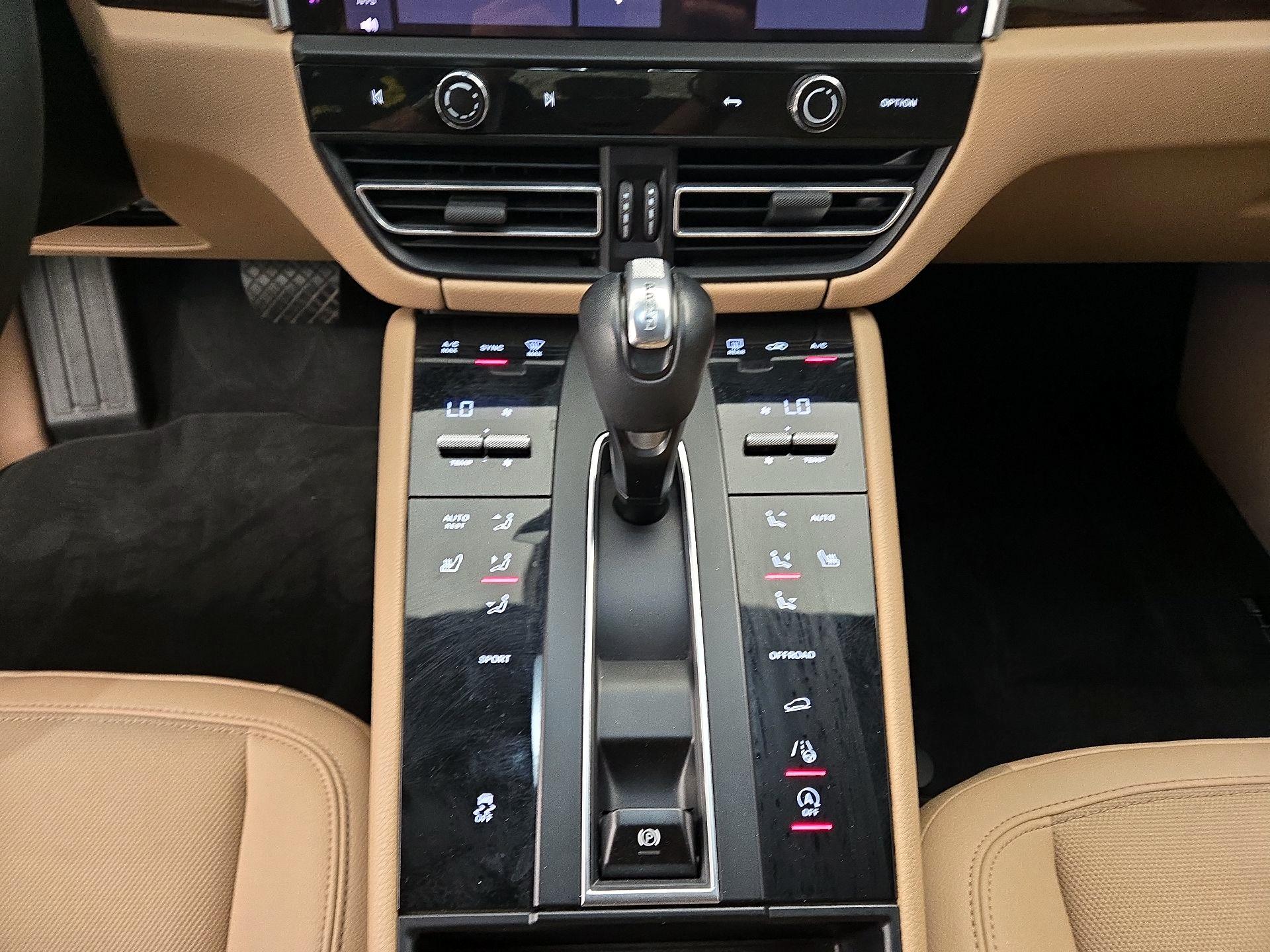 Thumbnail: 2022 Porsche Macan - 18
