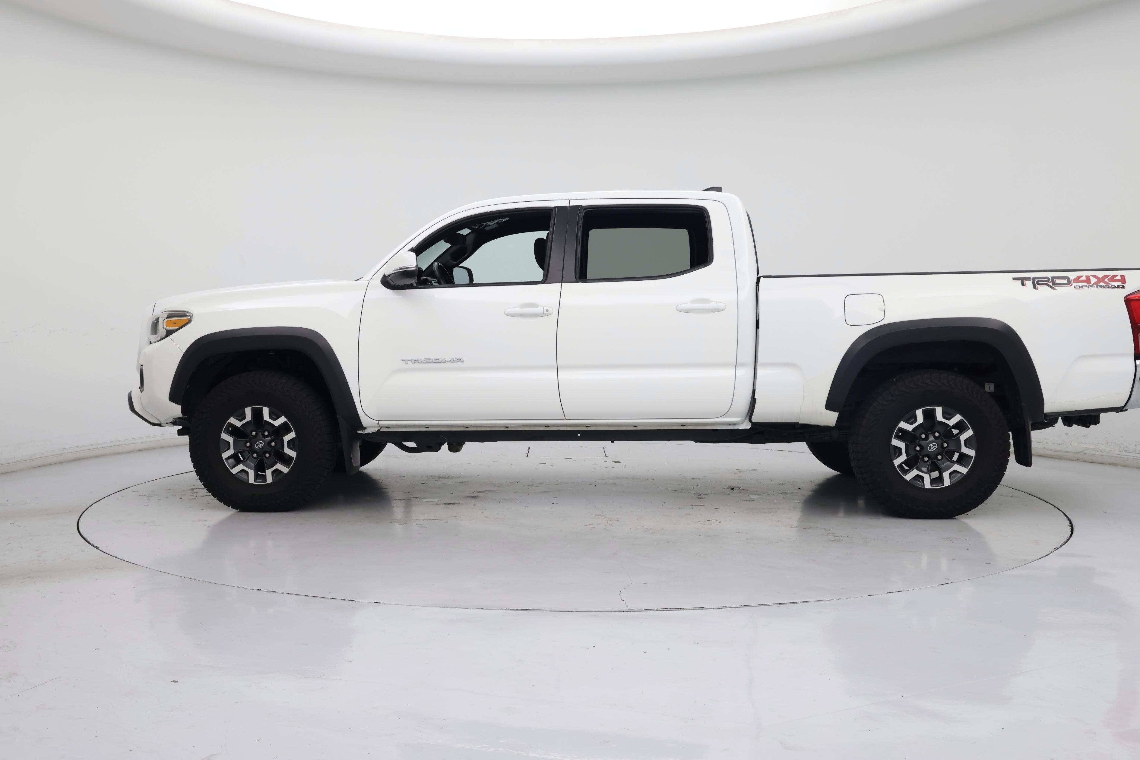 Thumbnail: 2016 Toyota Tacoma - 3