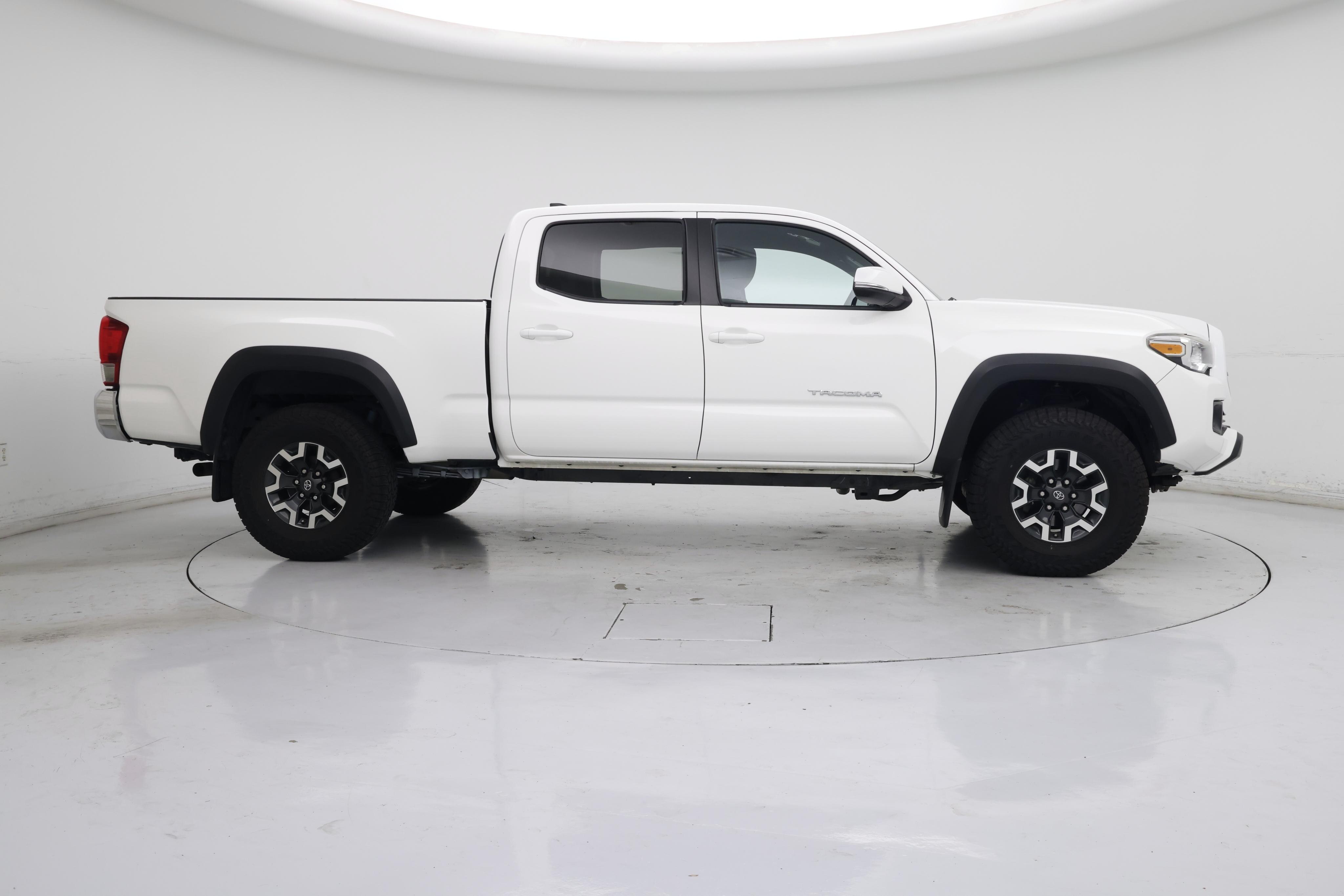 Thumbnail: 2016 Toyota Tacoma - 7