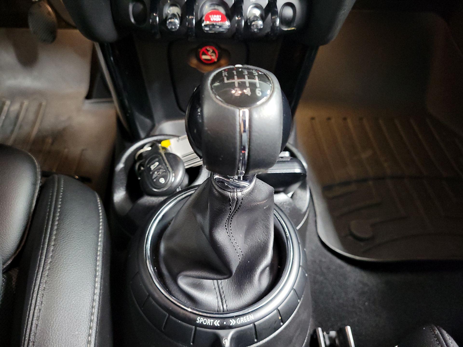 Thumbnail: 2015 MINI Cooper Hardtop - 16