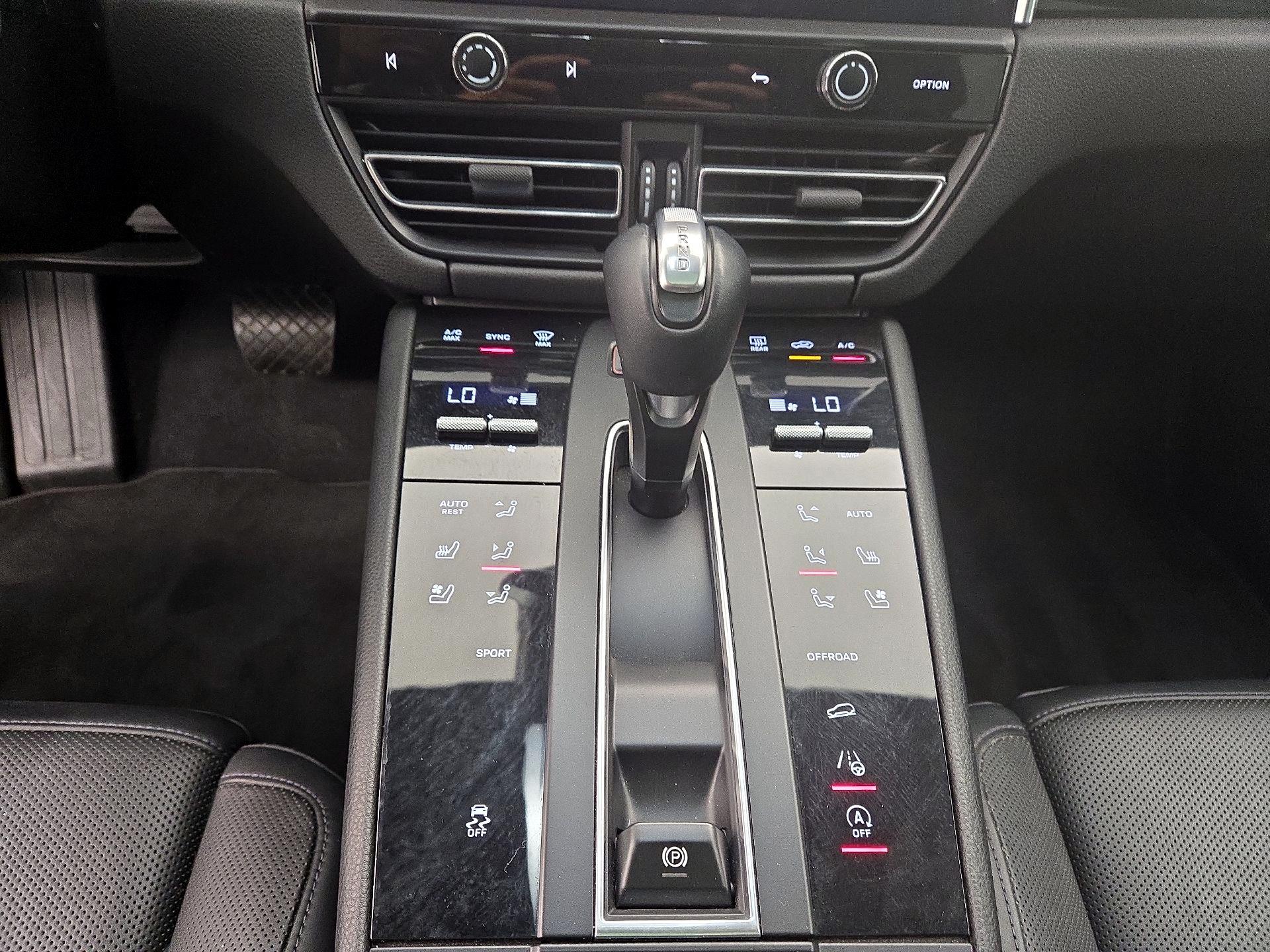Thumbnail: 2022 Porsche Macan - 18