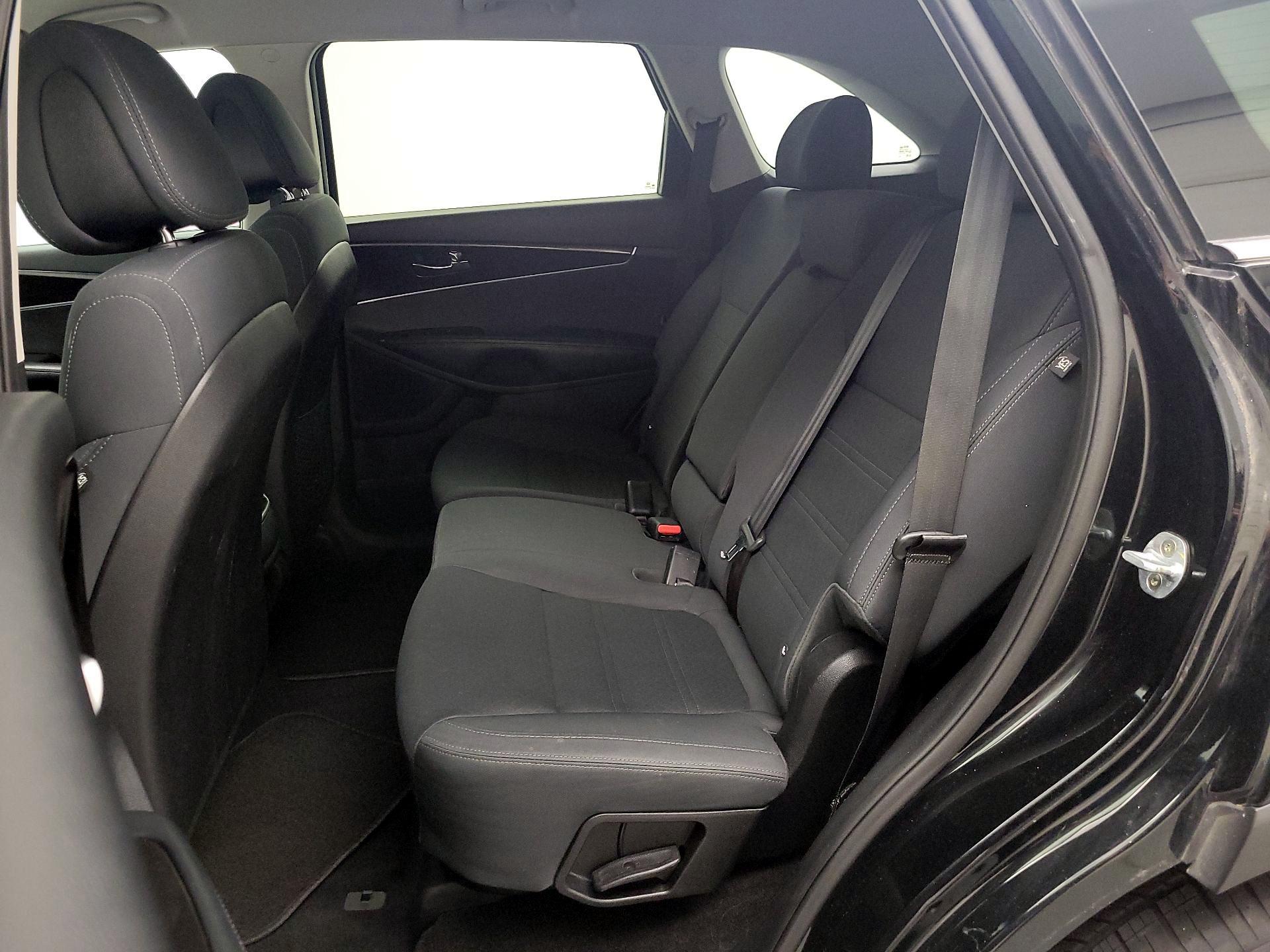 Thumbnail: 2016 Kia Sorento - 18