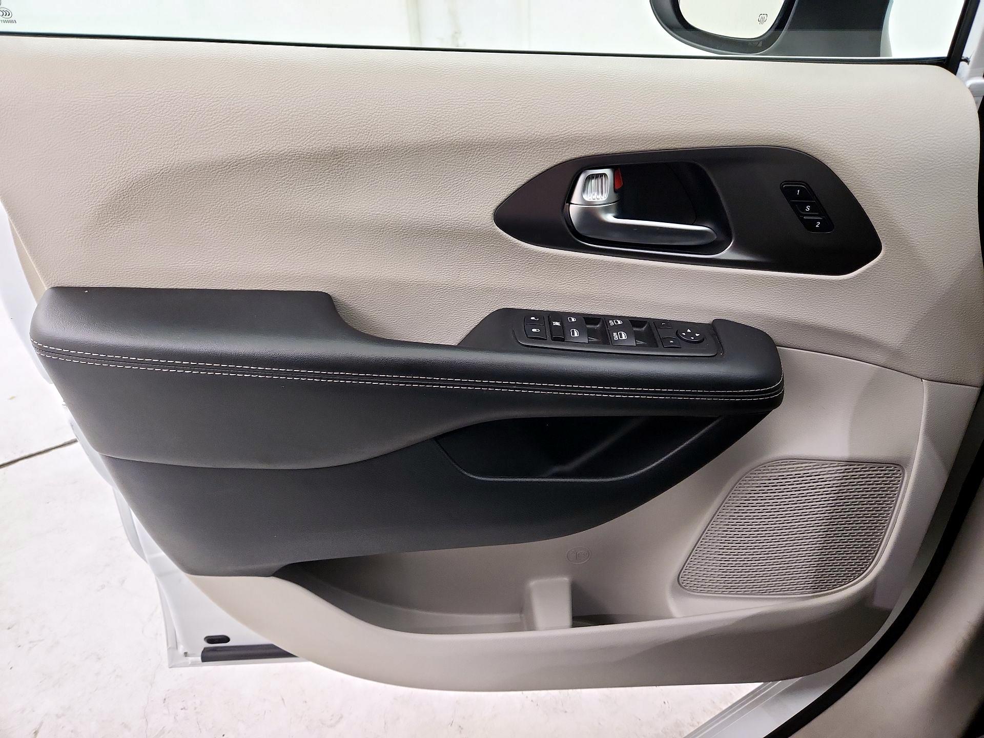 Thumbnail: 2023 Chrysler Pacifica - 12