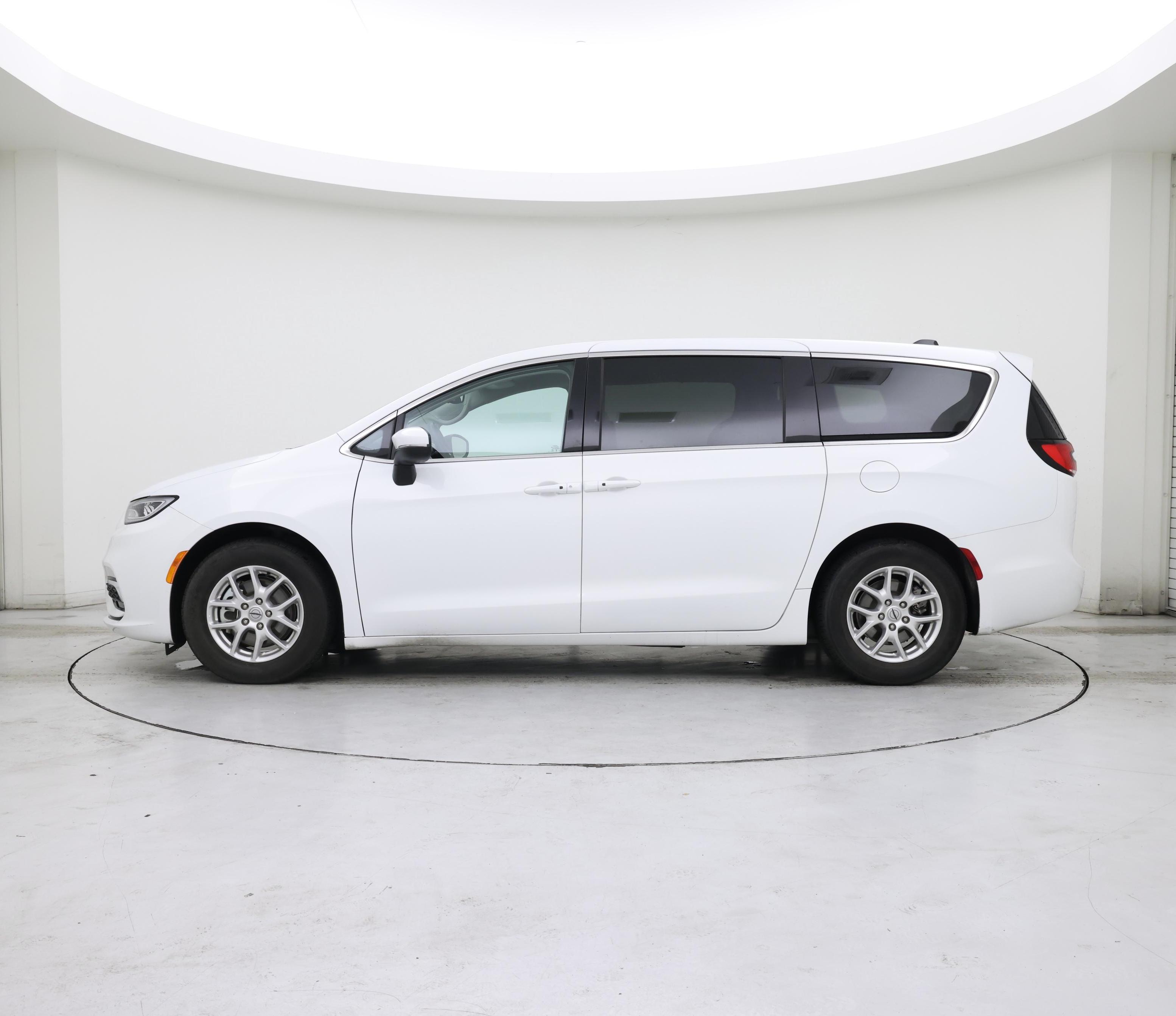 Thumbnail: 2023 Chrysler Pacifica - 3