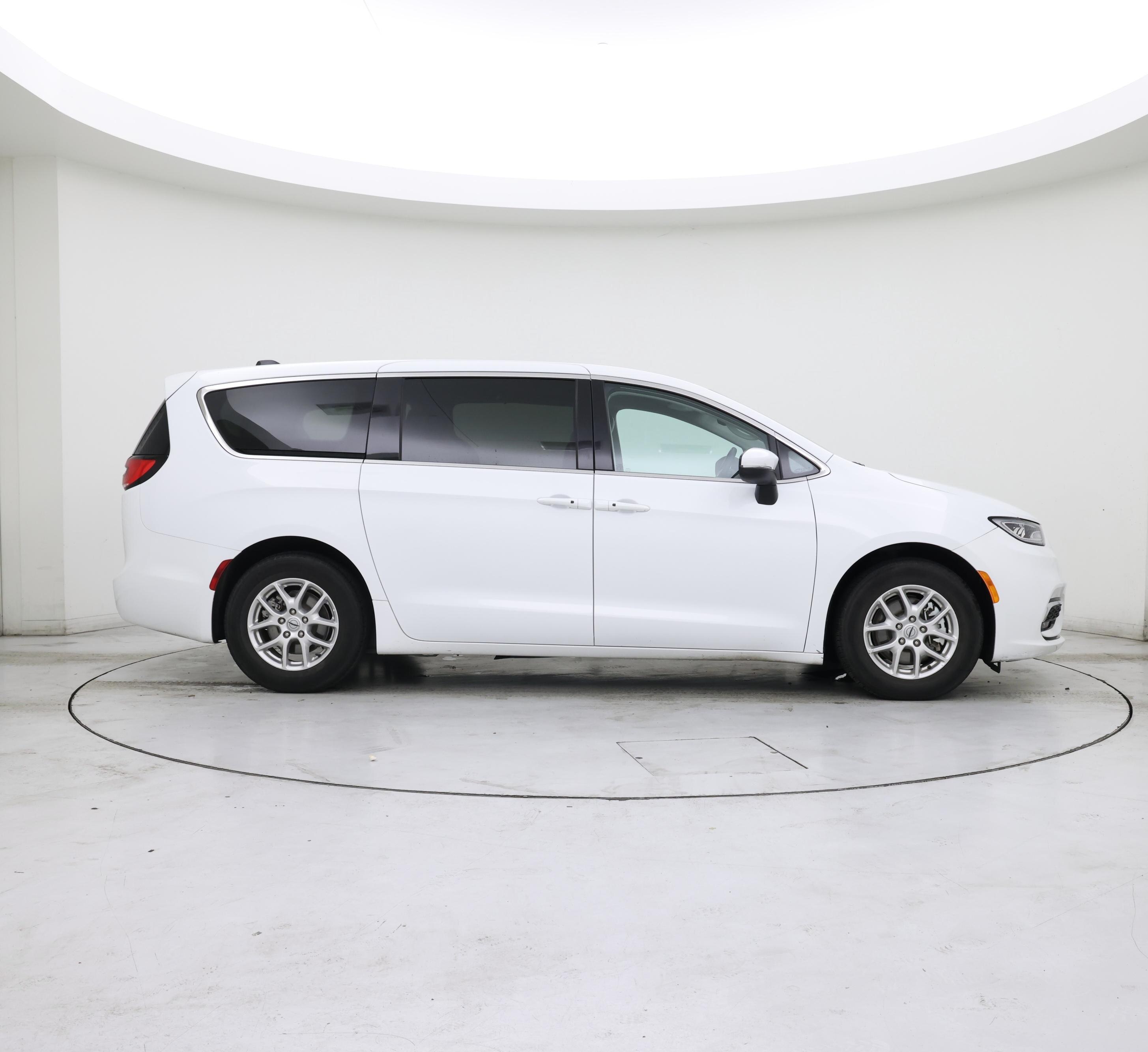 Thumbnail: 2023 Chrysler Pacifica - 7
