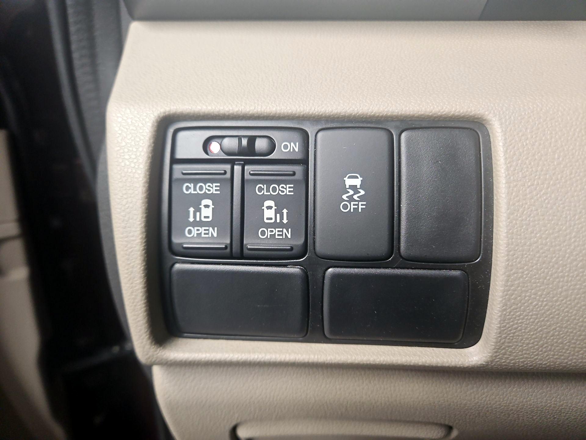 Thumbnail: 2016 Honda Odyssey - 13