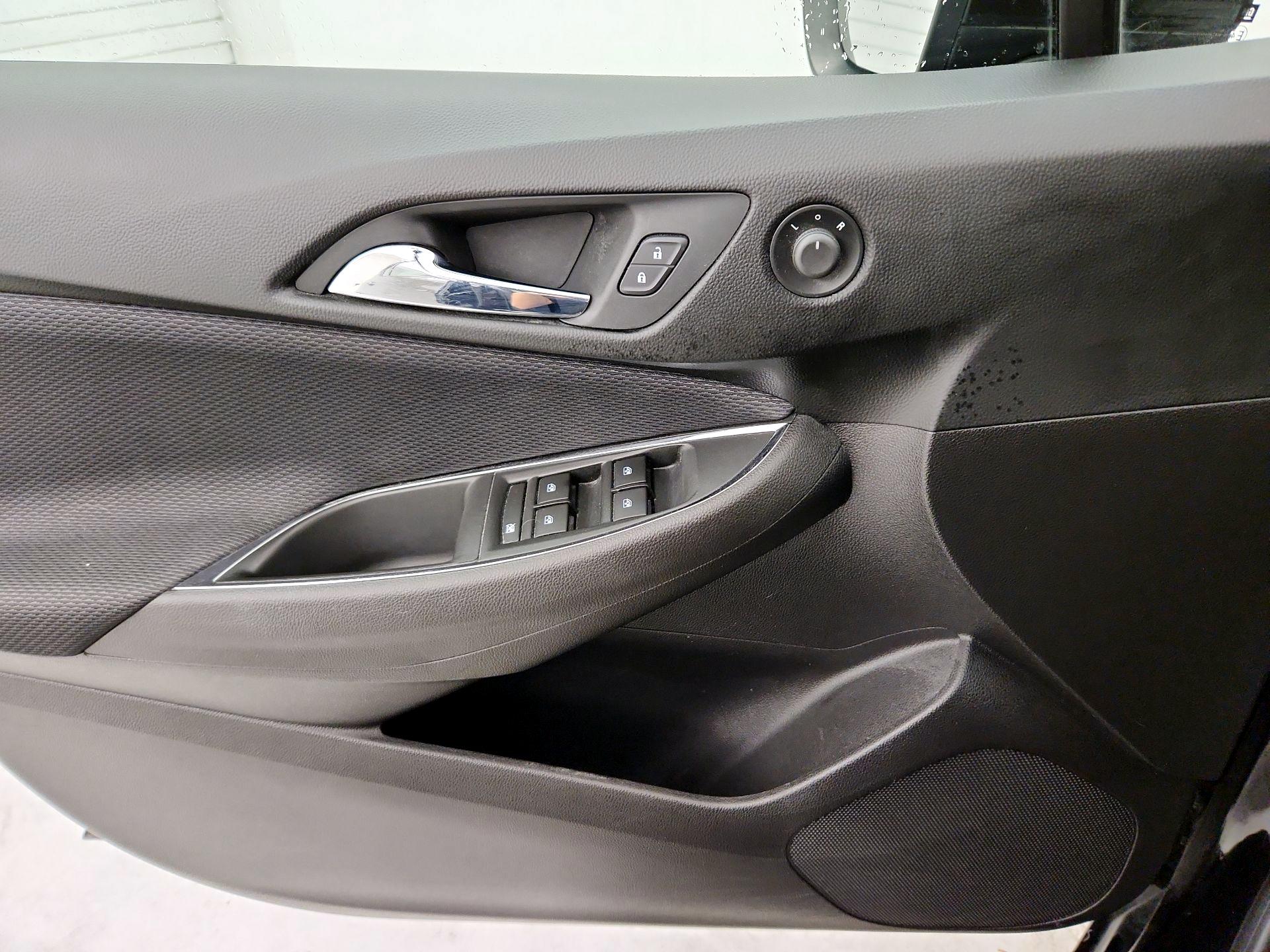 Thumbnail: 2019 Chevrolet Cruze - 12