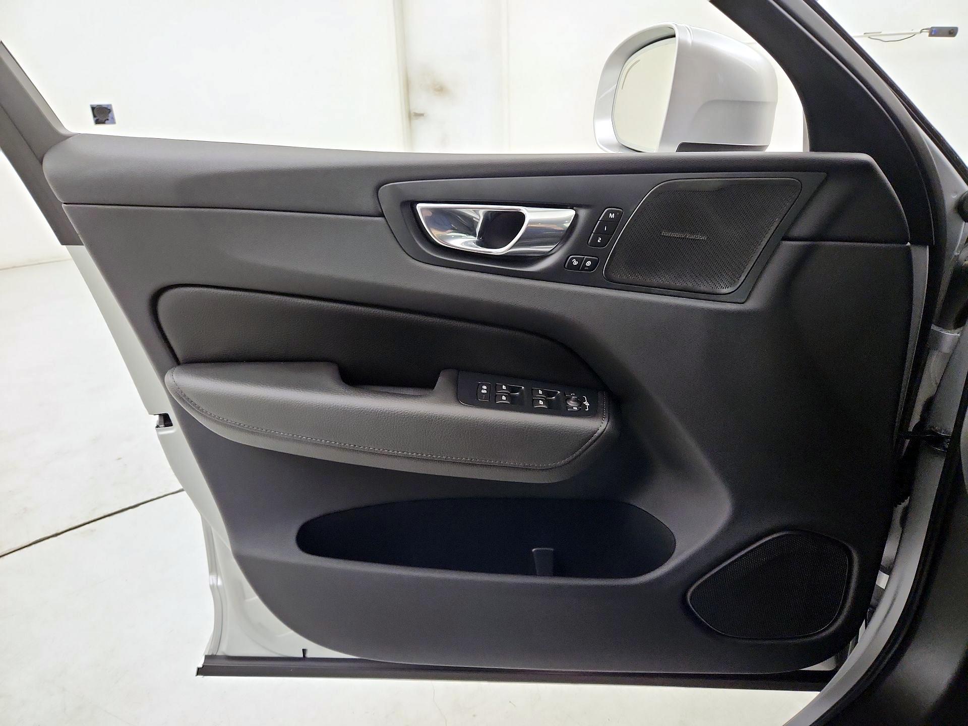 Thumbnail: 2020 Volvo XC60 - 12