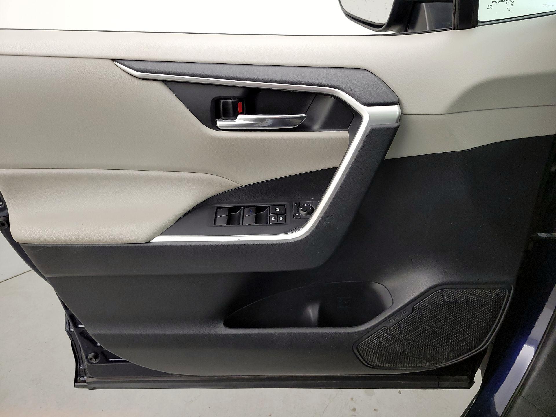 Thumbnail: 2020 Toyota RAV4 - 12