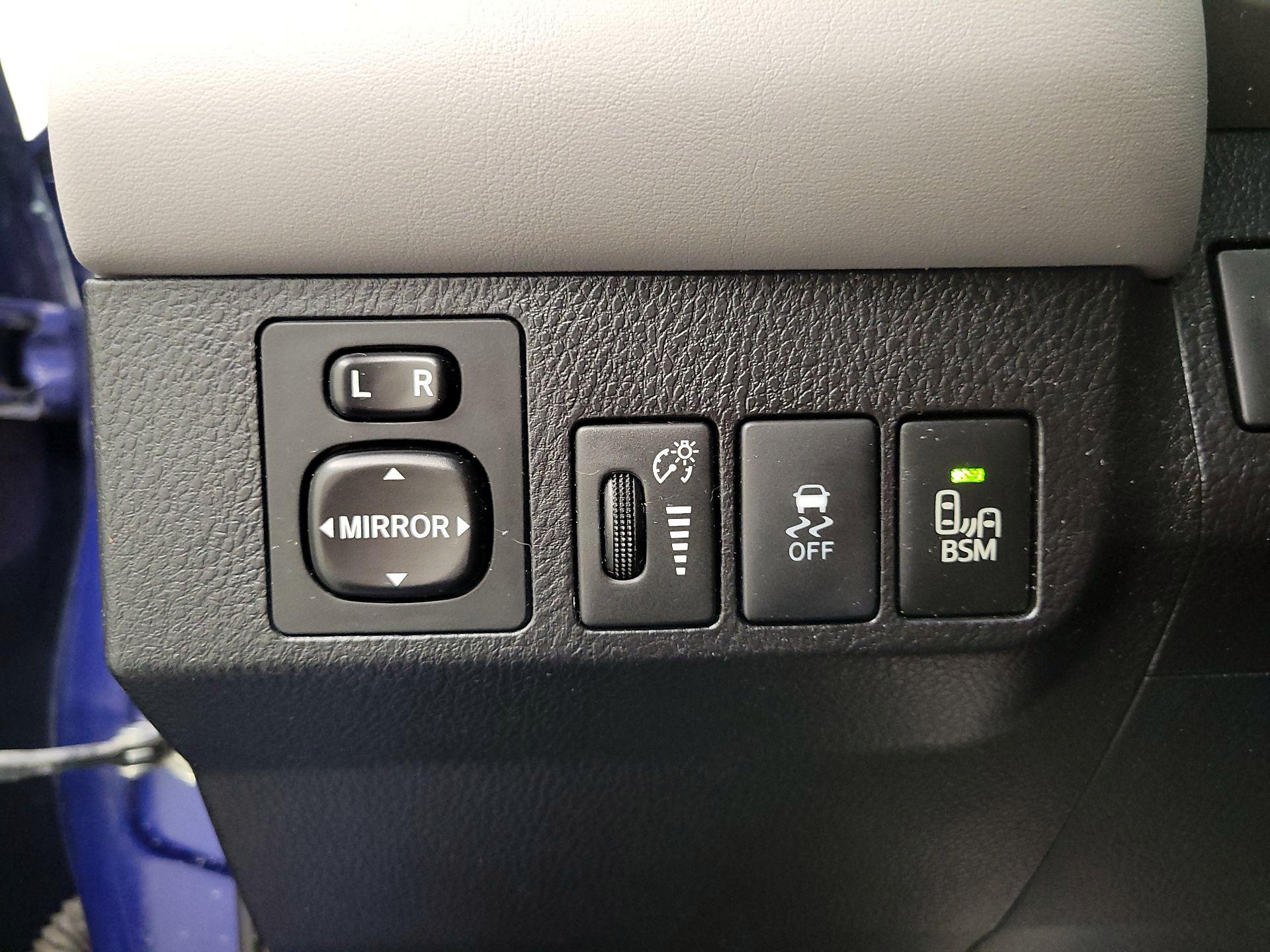 Thumbnail: 2015 Toyota RAV4 - 13