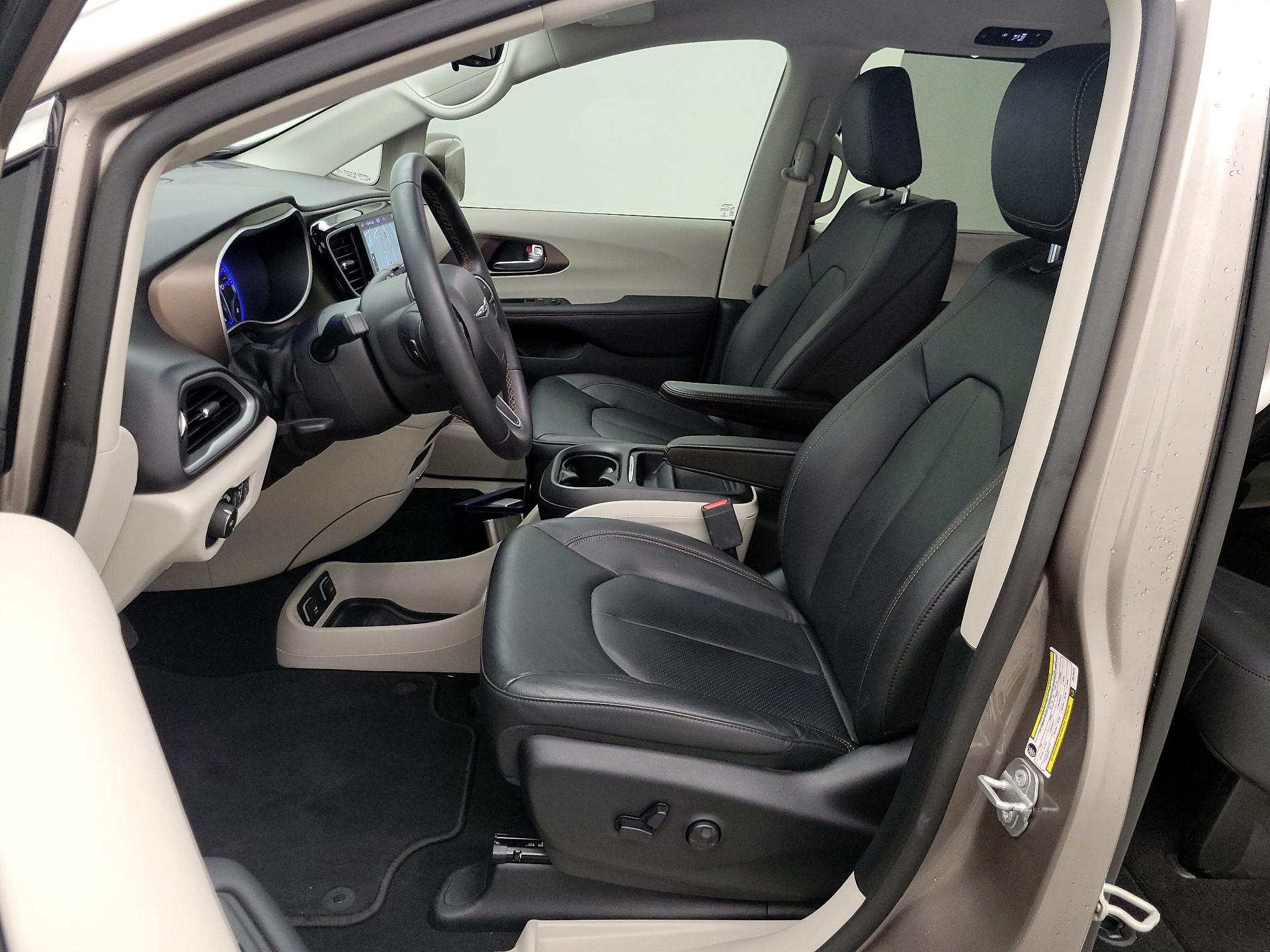Thumbnail: 2018 Chrysler Pacifica - 11