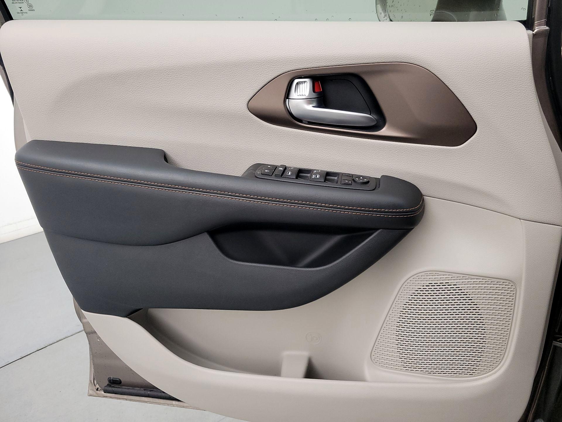 Thumbnail: 2018 Chrysler Pacifica - 12