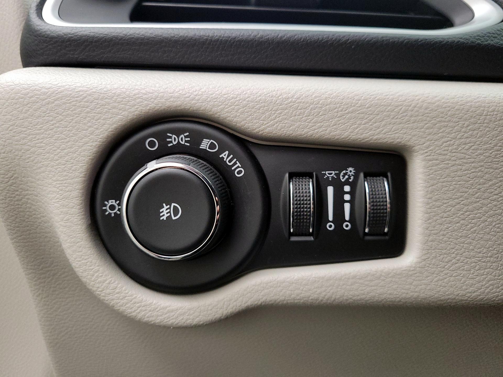 Thumbnail: 2018 Chrysler Pacifica - 13