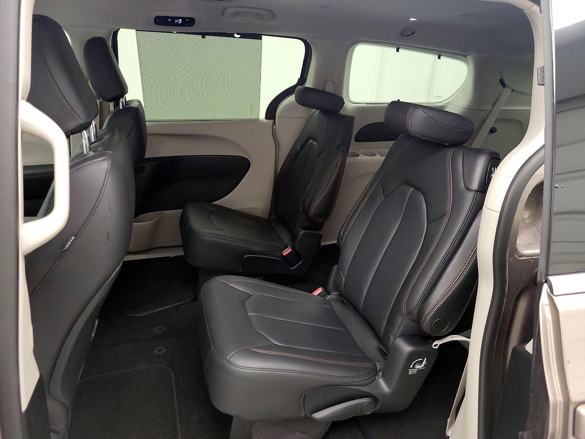 Thumbnail: 2018 Chrysler Pacifica - 20