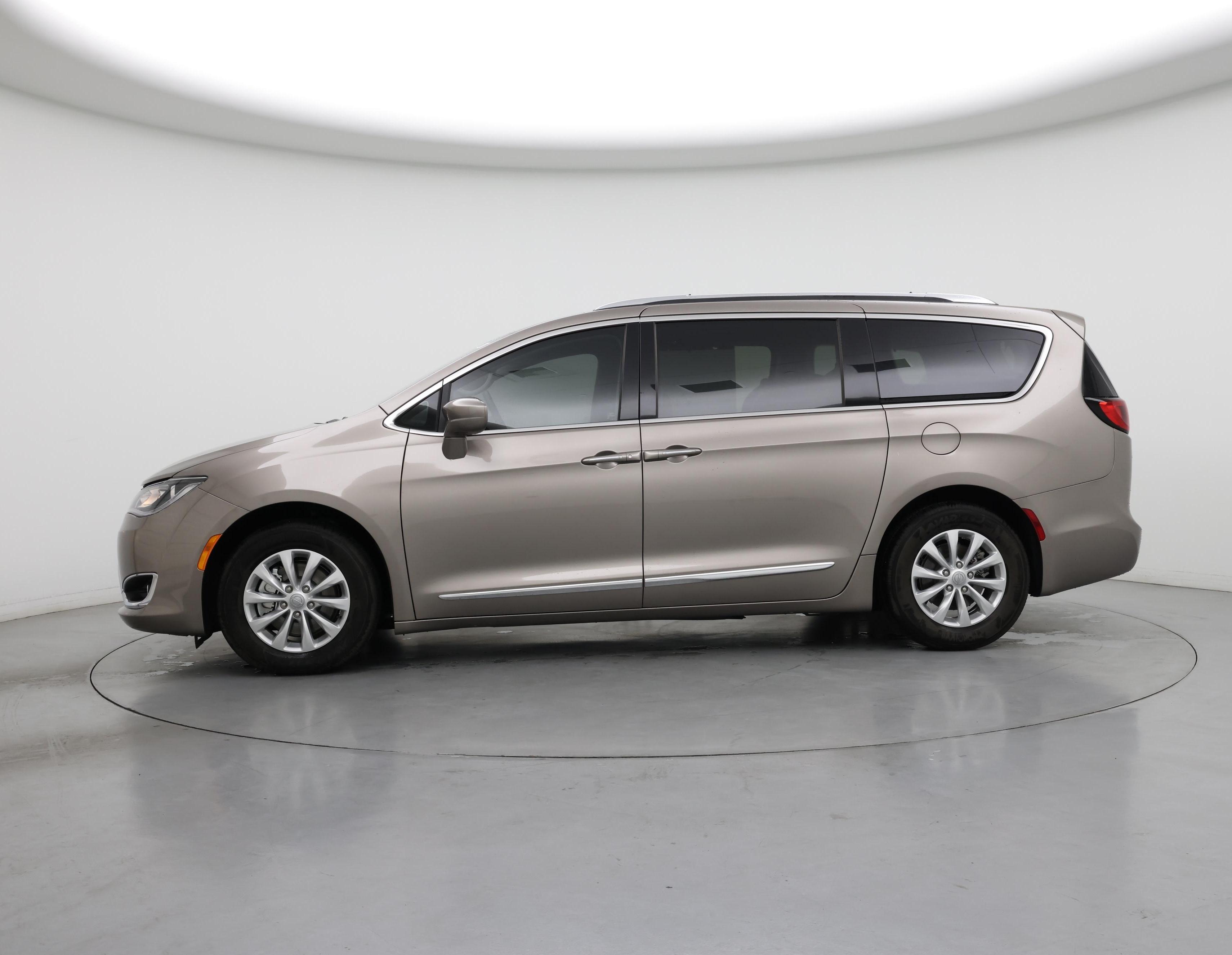 Thumbnail: 2018 Chrysler Pacifica - 3