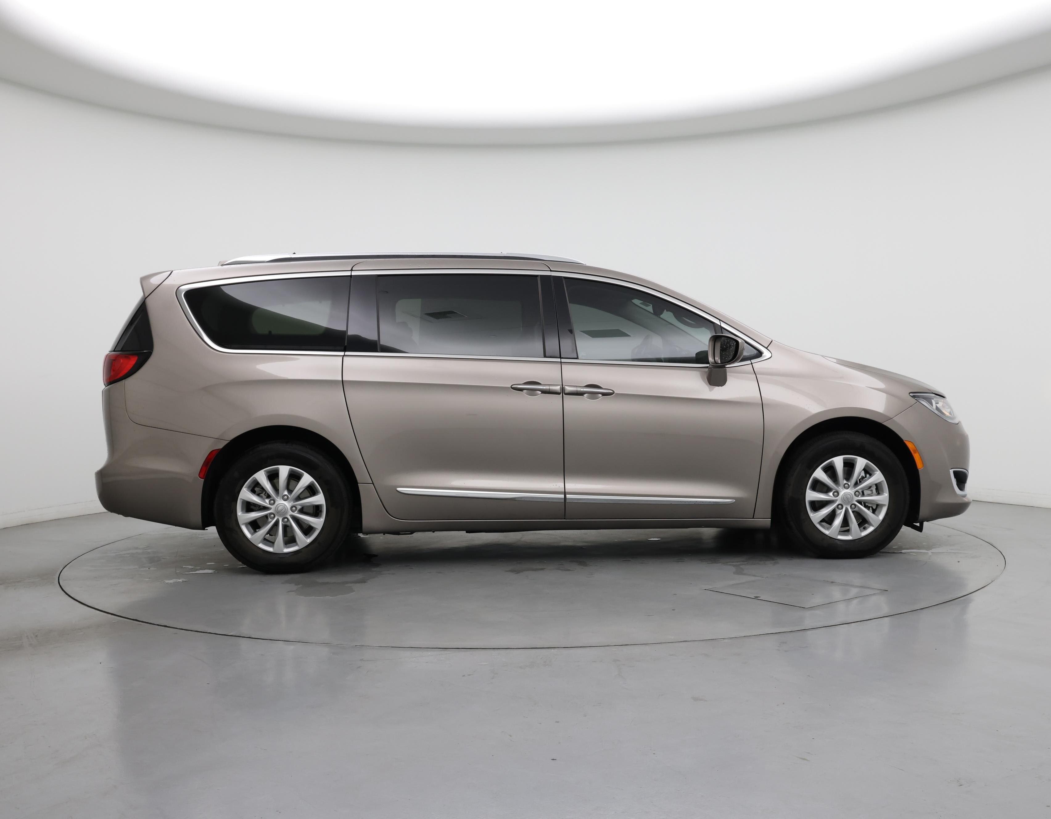 Thumbnail: 2018 Chrysler Pacifica - 7