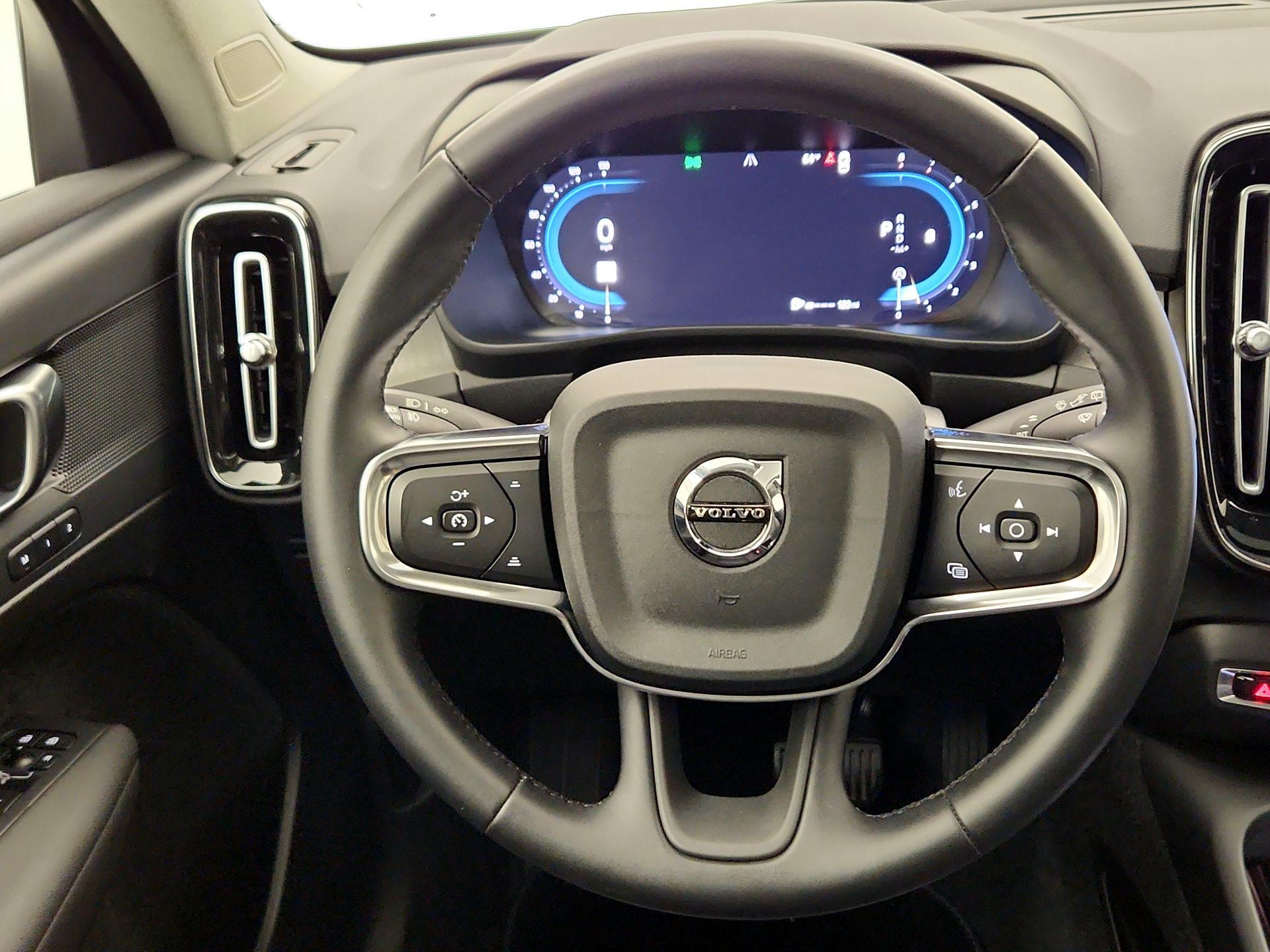 Thumbnail: 2025 Volvo XC40 - 10