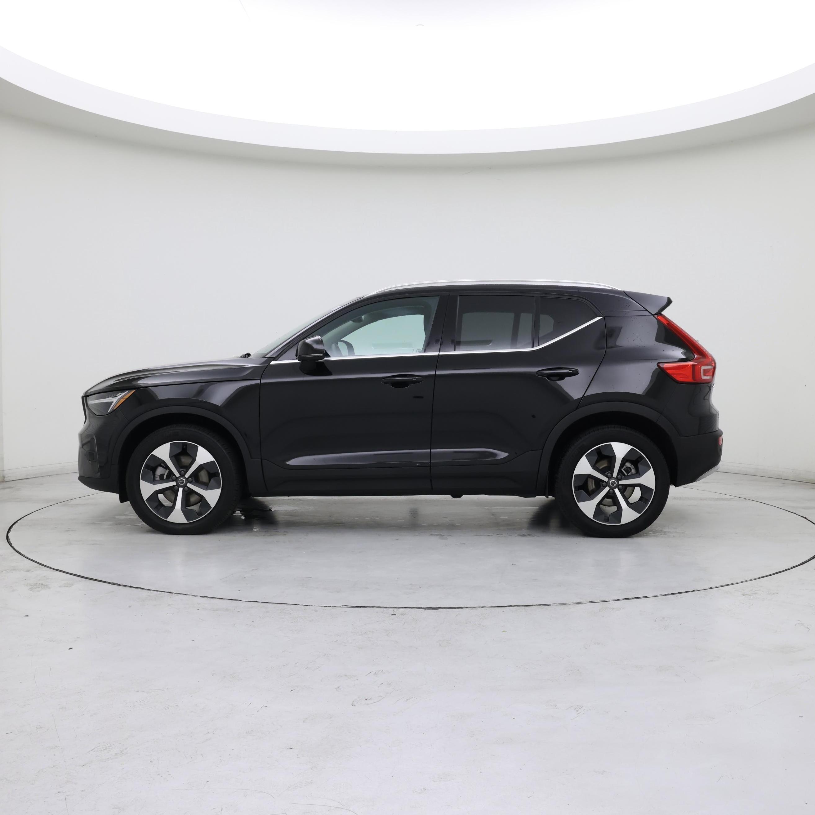 Thumbnail: 2025 Volvo XC40 - 3