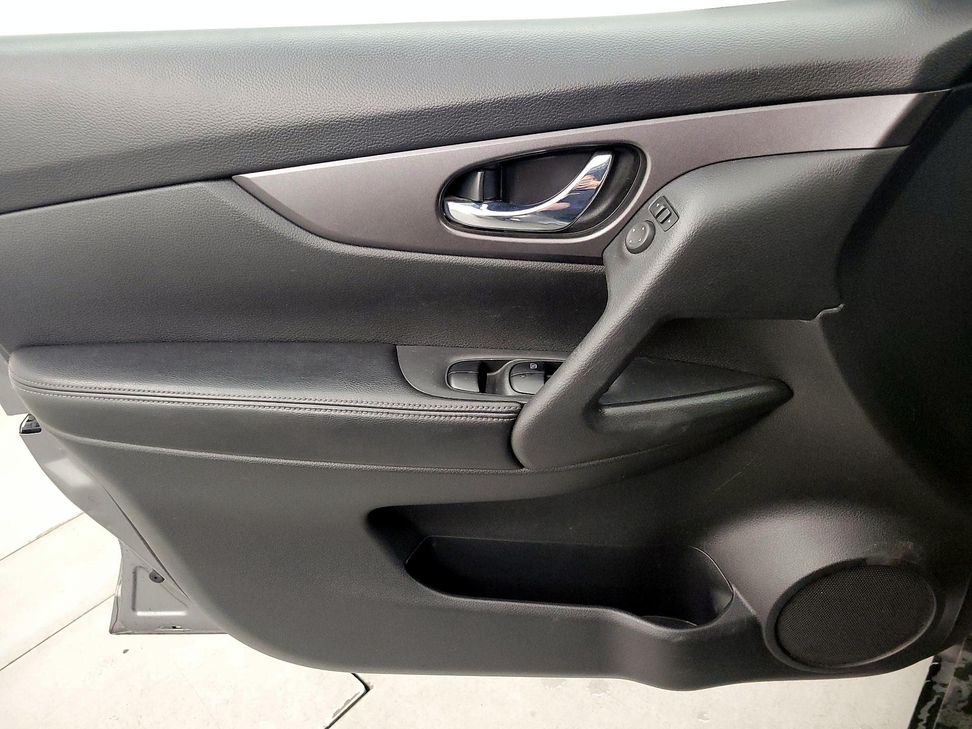 Thumbnail: 2016 Nissan Rogue - 12