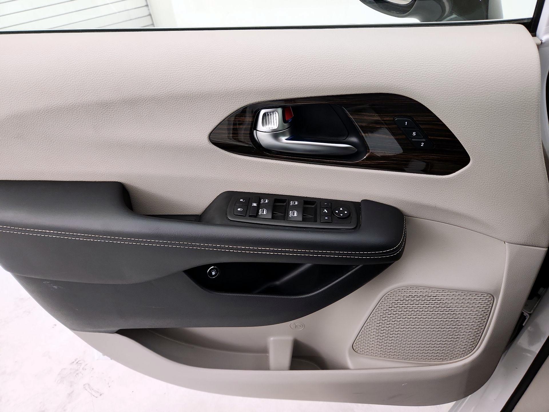 Thumbnail: 2023 Chrysler Pacifica - 12