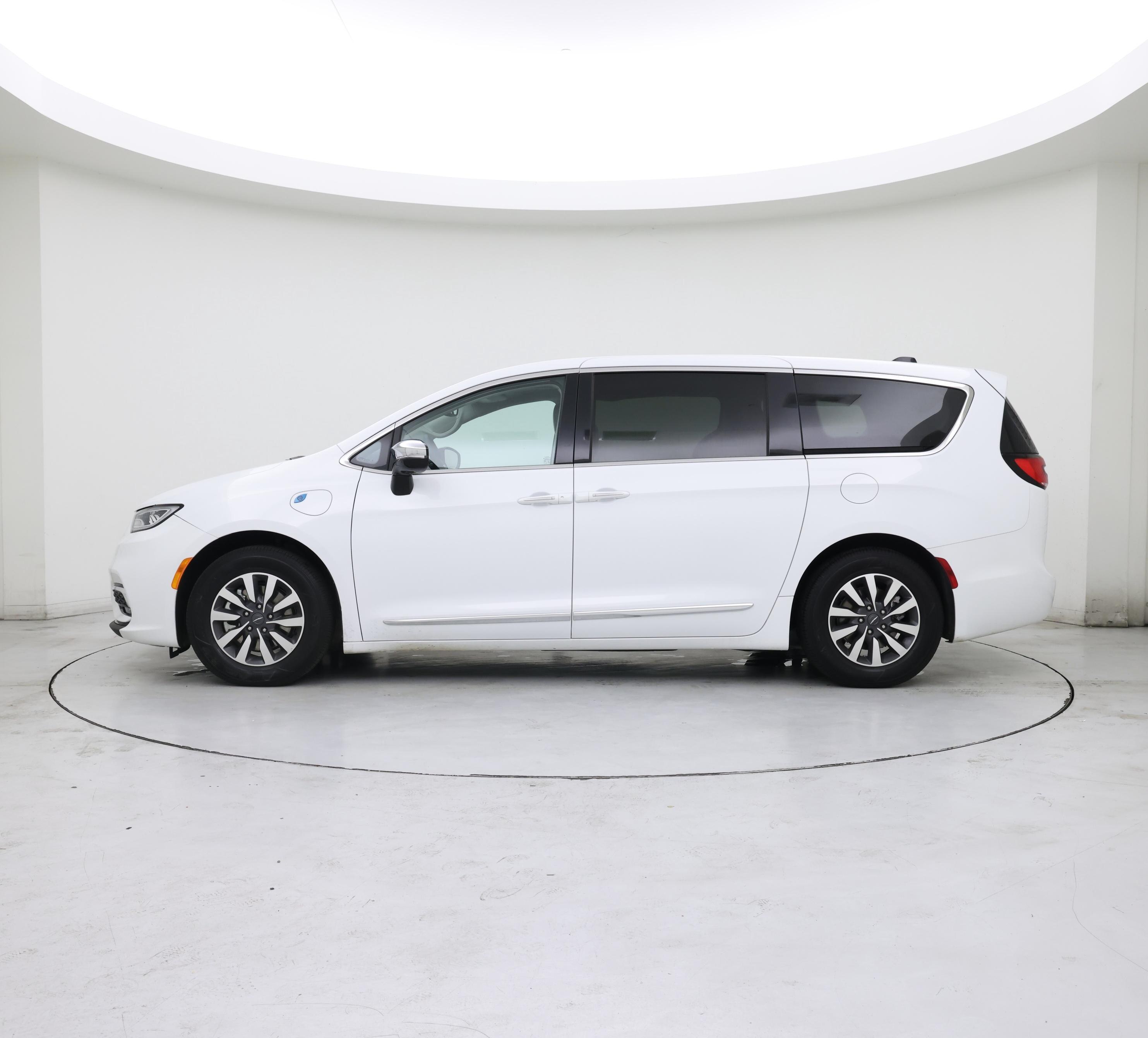 Thumbnail: 2023 Chrysler Pacifica - 3
