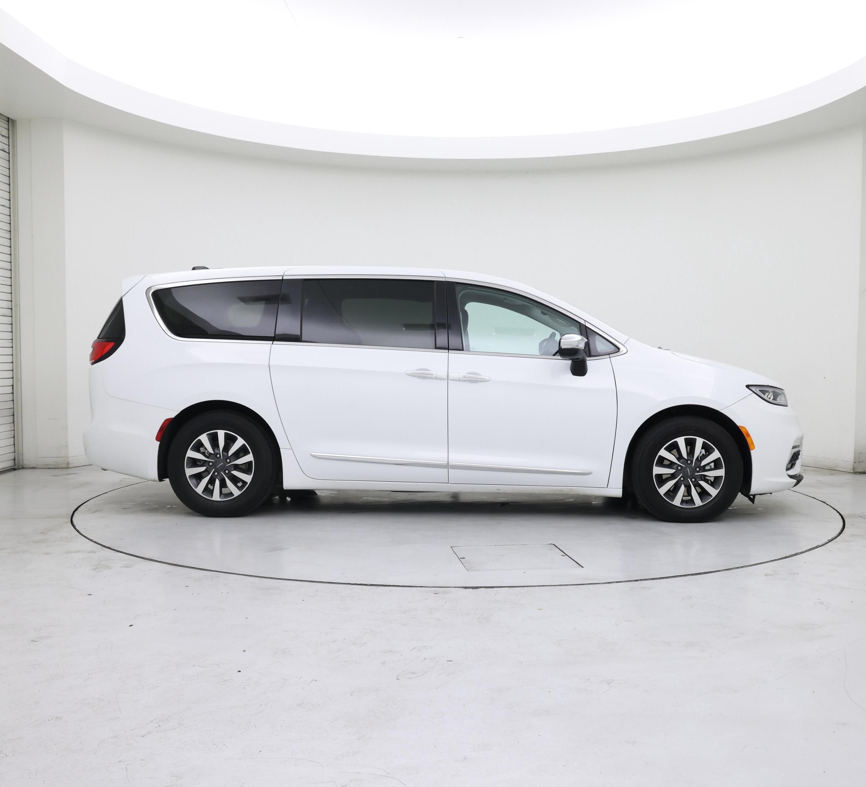 Thumbnail: 2023 Chrysler Pacifica - 7
