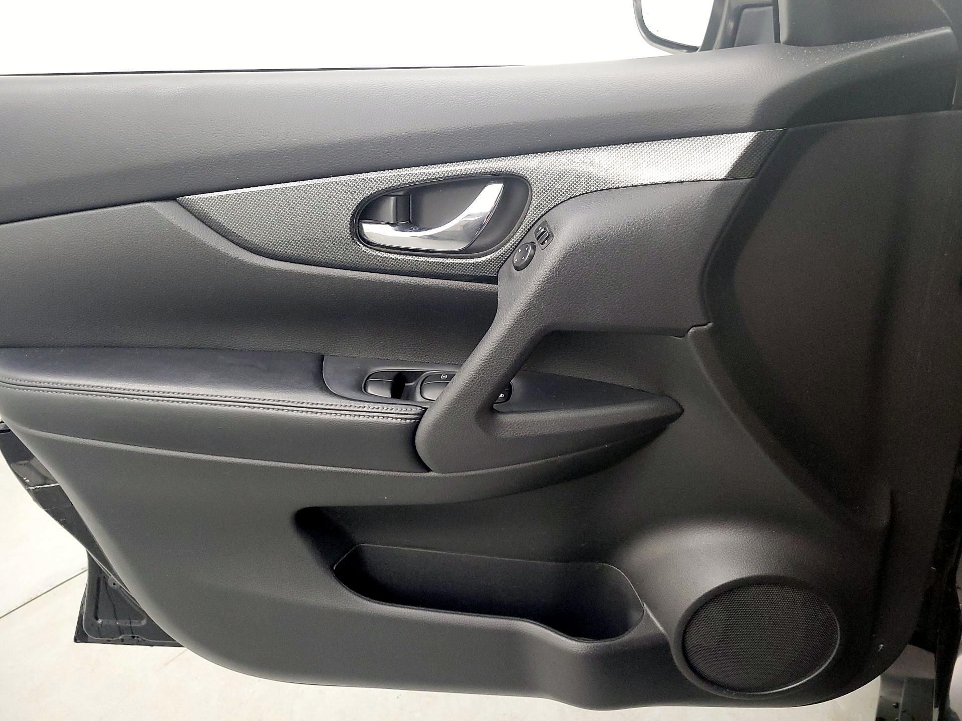 Thumbnail: 2015 Nissan Rogue - 12