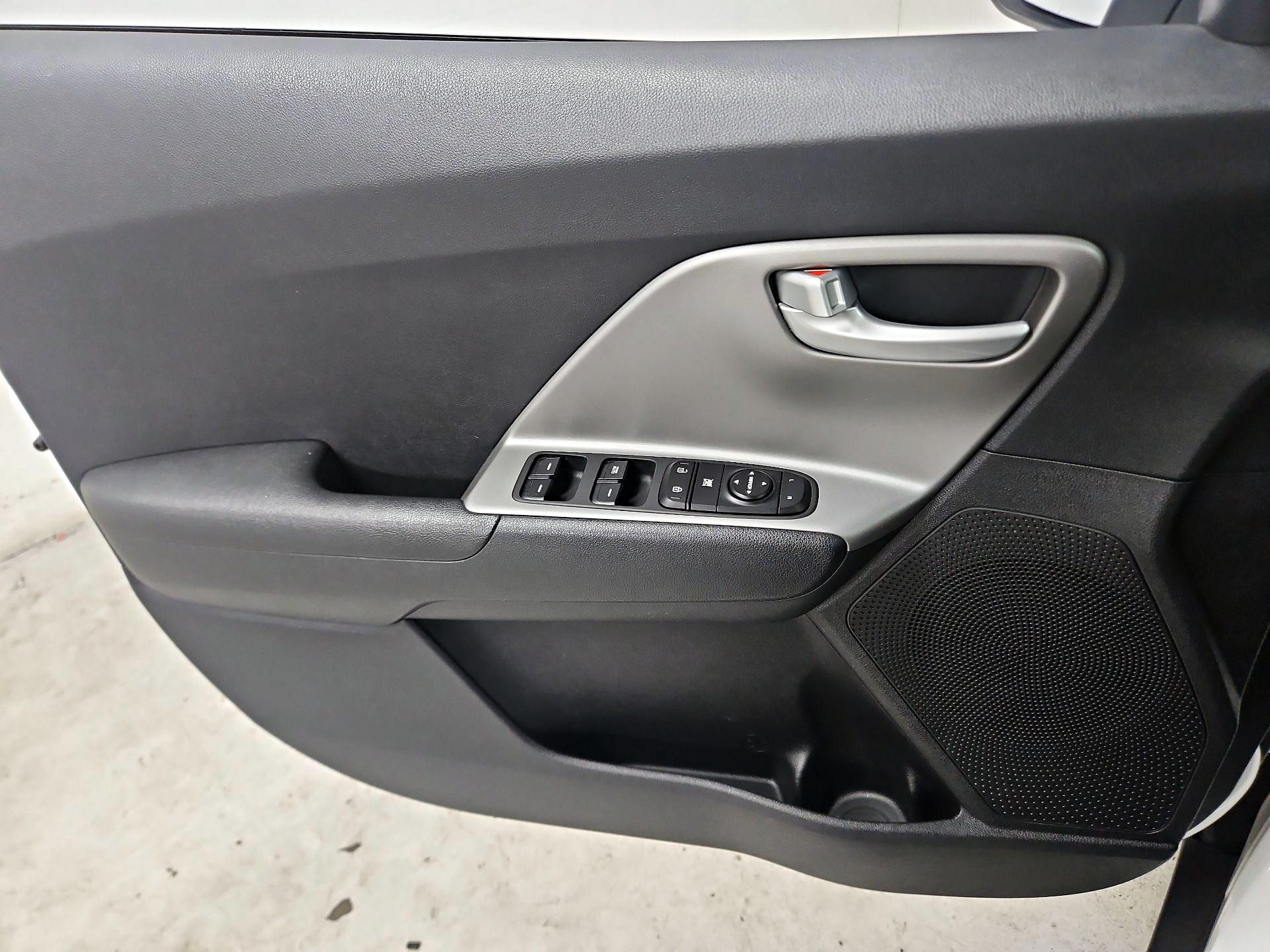 Thumbnail: 2019 Kia Niro - 12