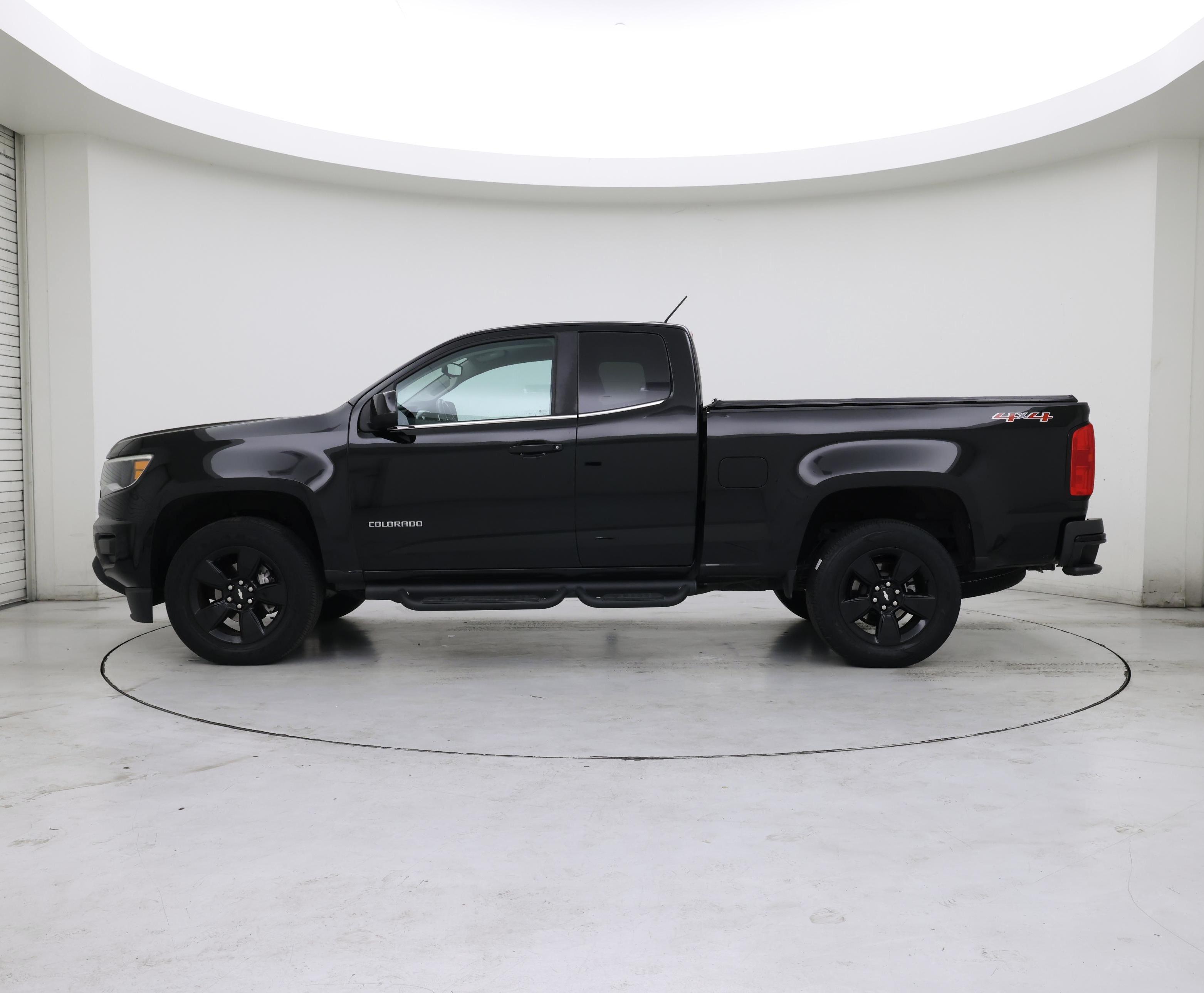 Thumbnail: 2017 Chevrolet Colorado - 3