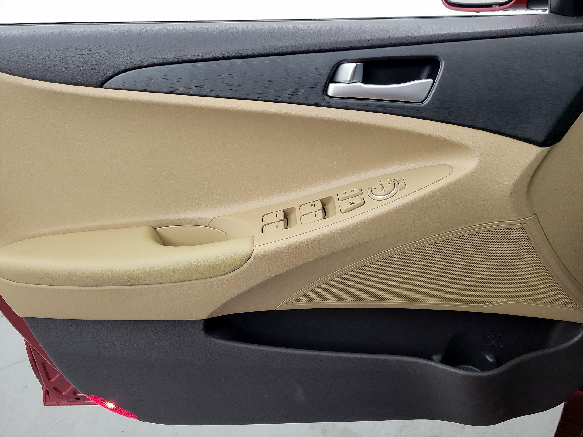 Thumbnail: 2013 Hyundai Sonata - 12