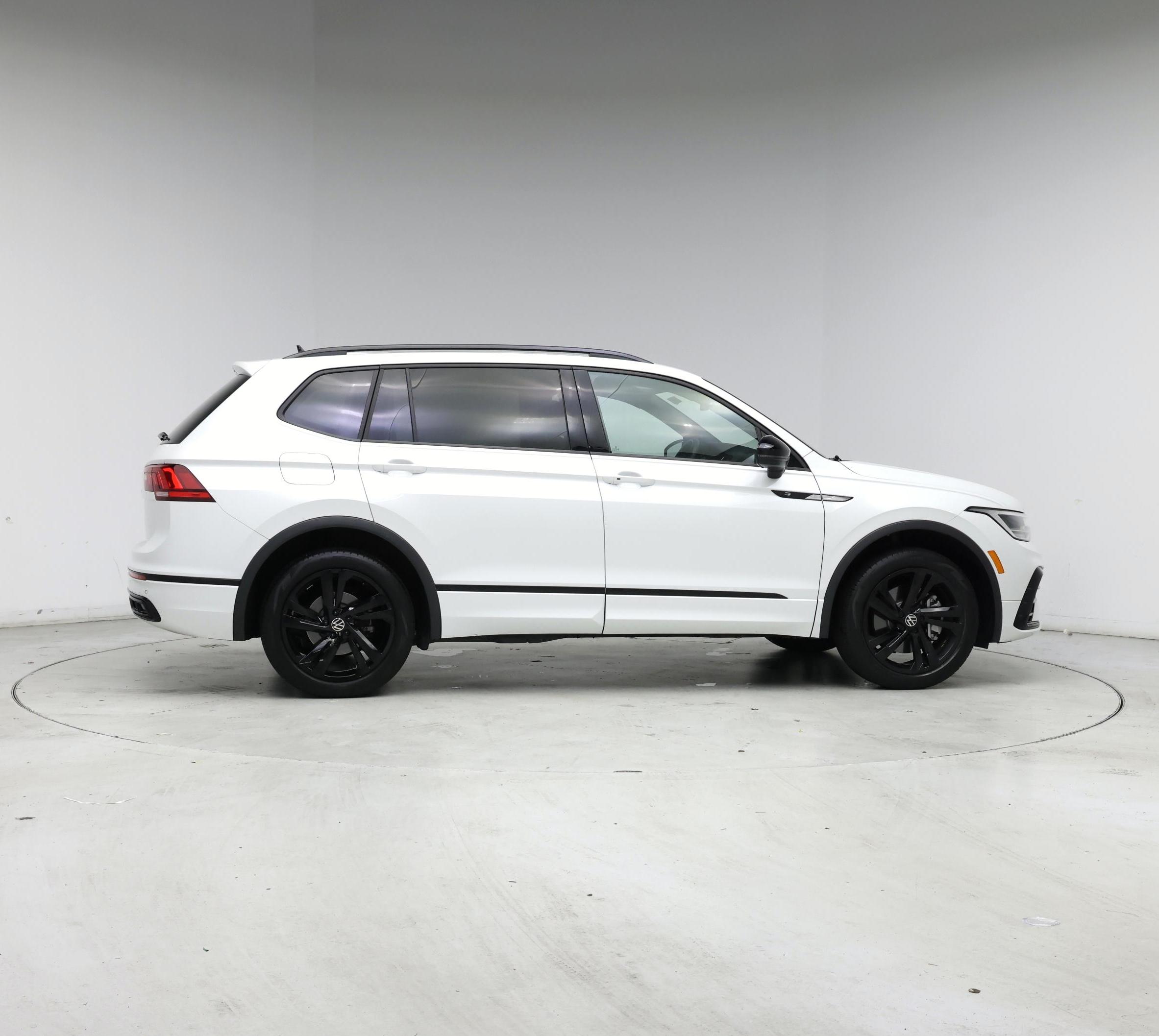Thumbnail: 2023 Volkswagen Tiguan - 7