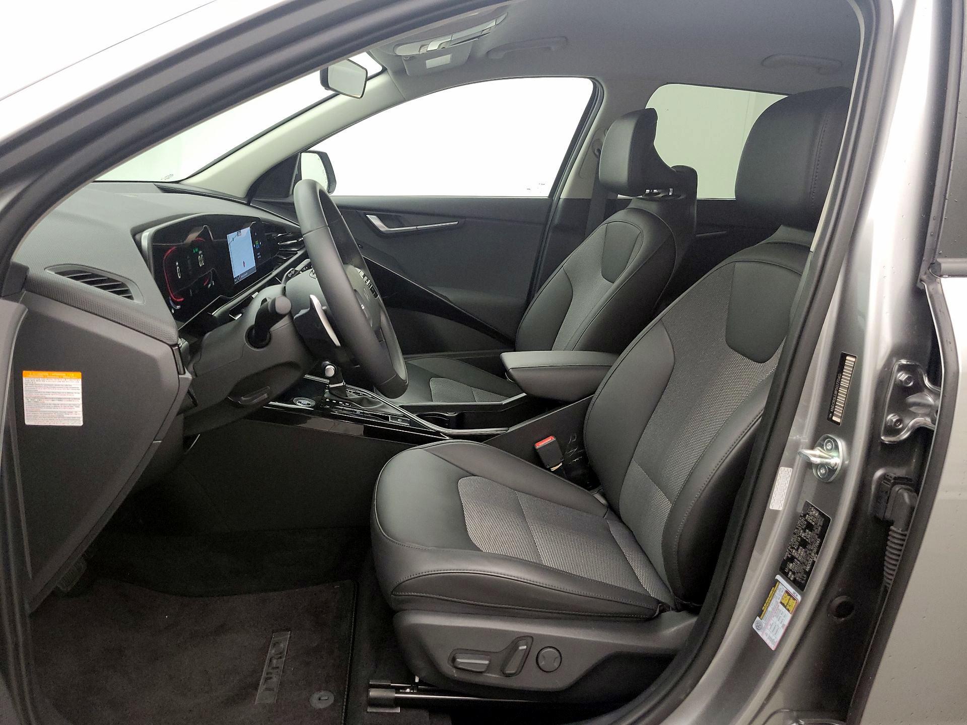 Thumbnail: 2023 Kia Niro - 11