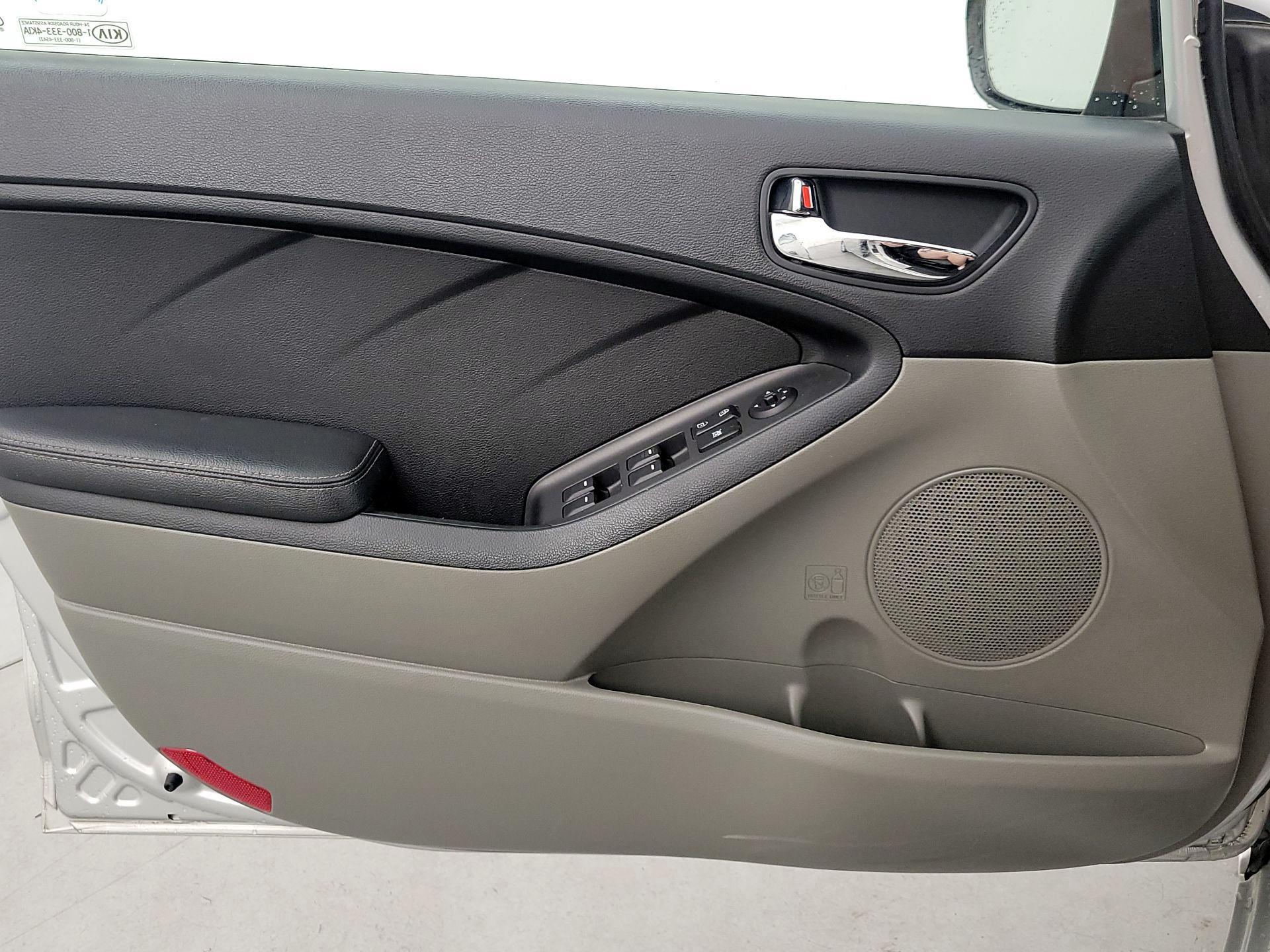 Thumbnail: 2016 Kia Forte - 12