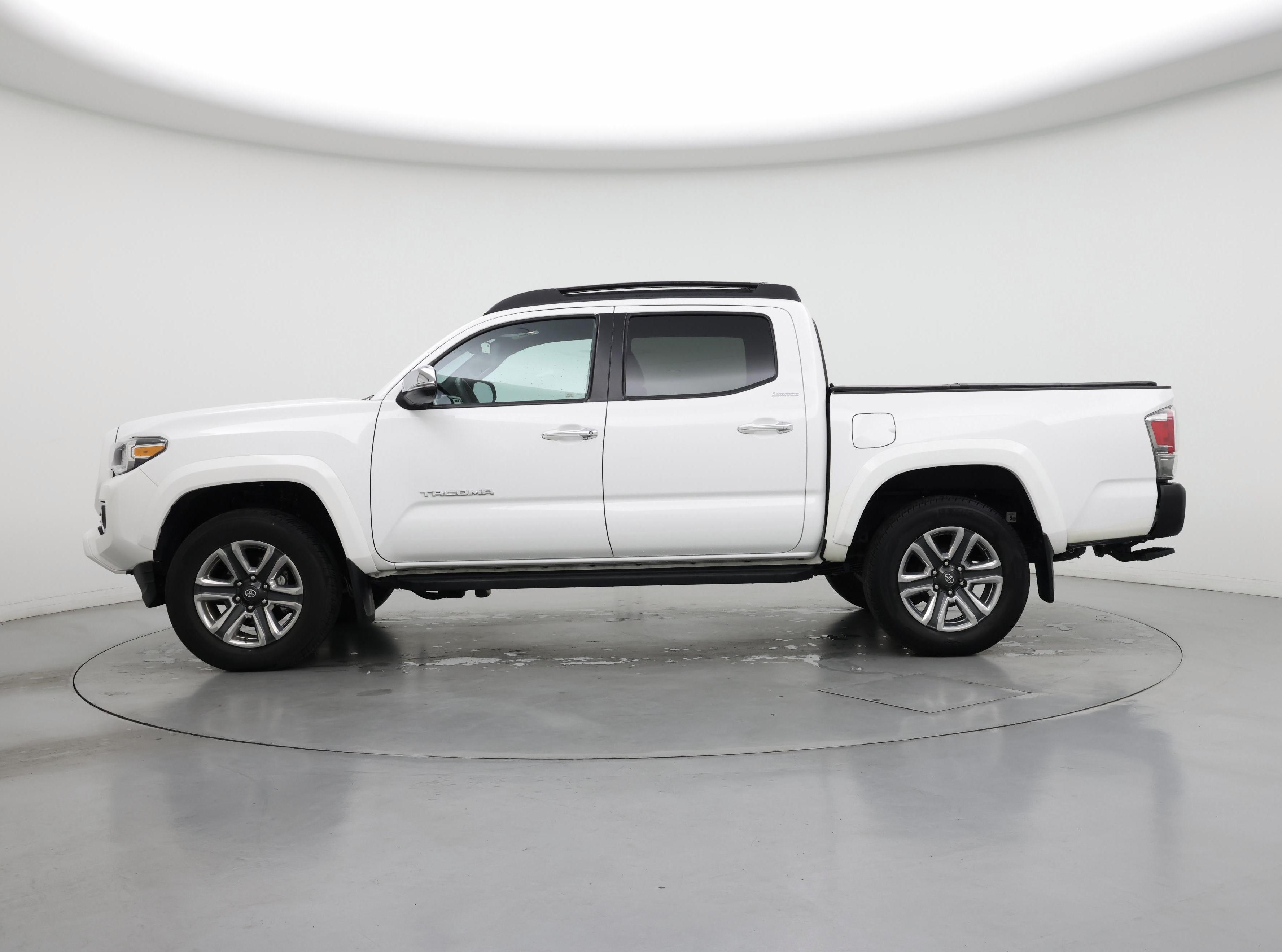 Thumbnail: 2017 Toyota Tacoma - 3
