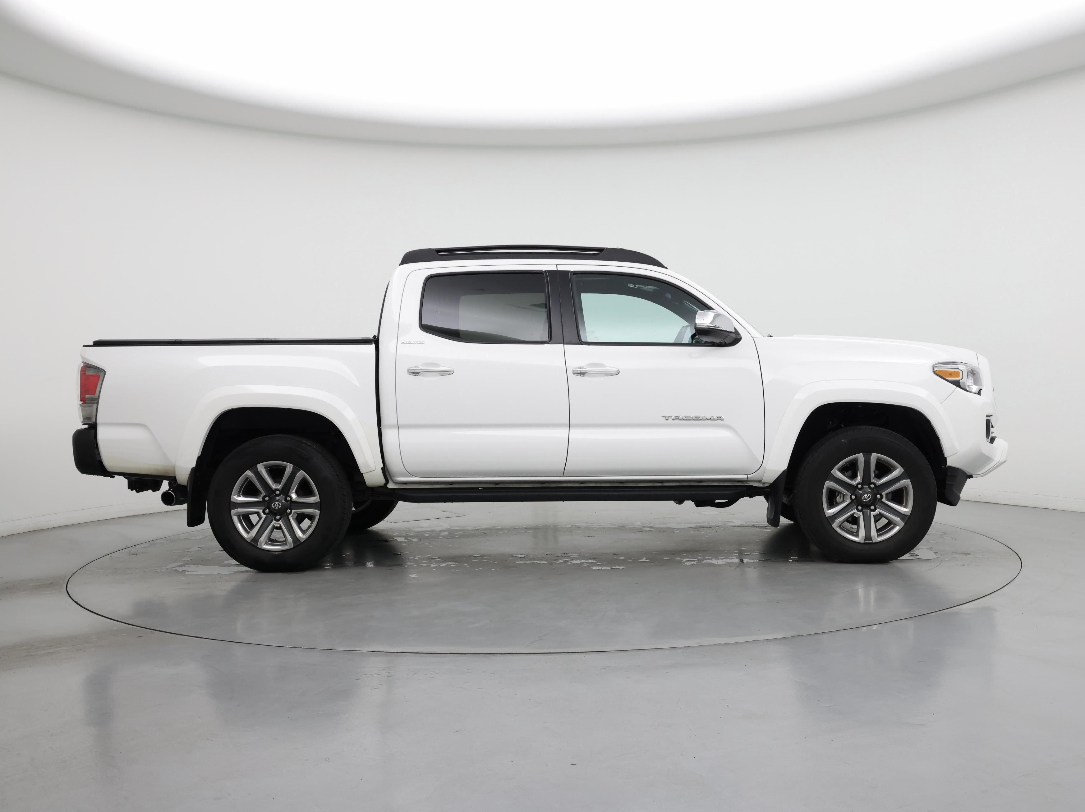 Thumbnail: 2017 Toyota Tacoma - 7