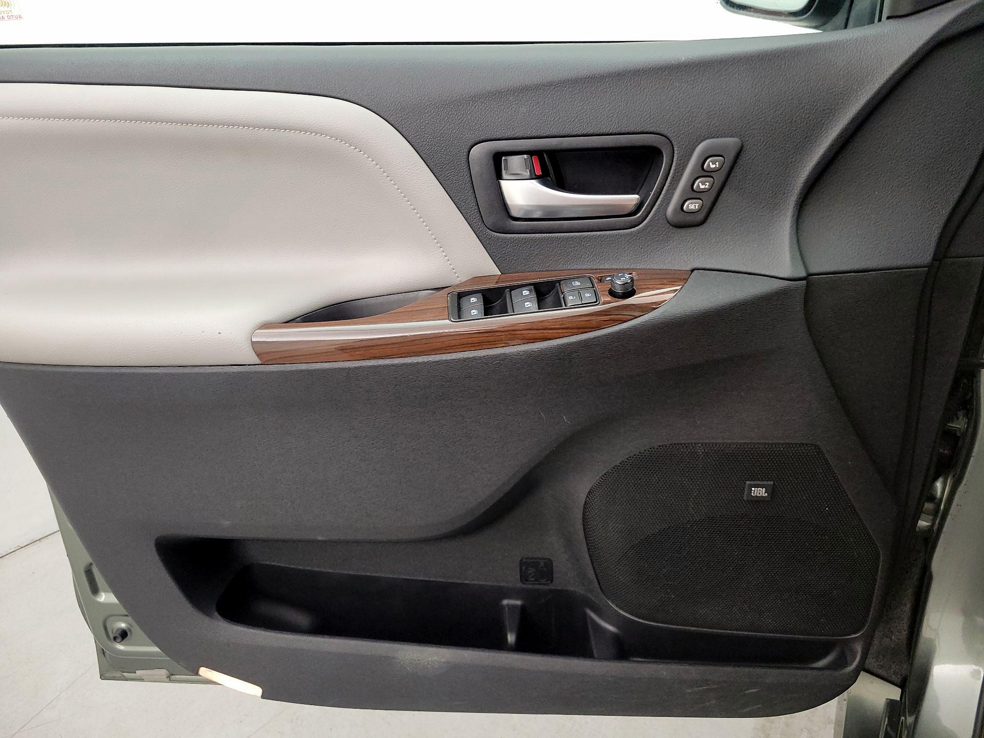 Thumbnail: 2018 Toyota Sienna - 12