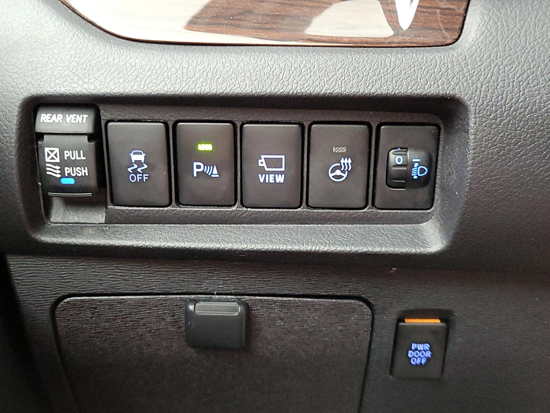 Thumbnail: 2018 Toyota Sienna - 13