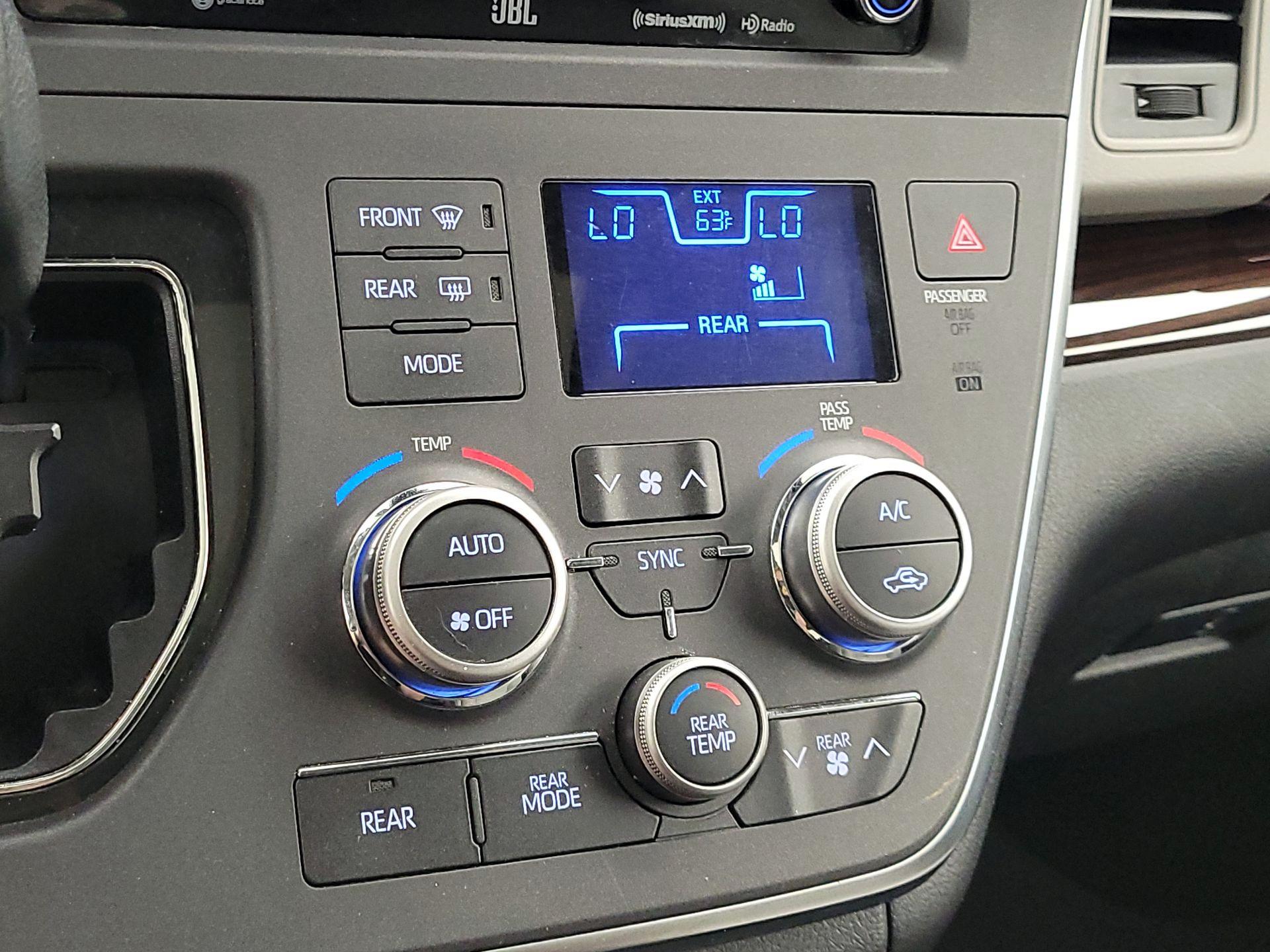Thumbnail: 2018 Toyota Sienna - 17
