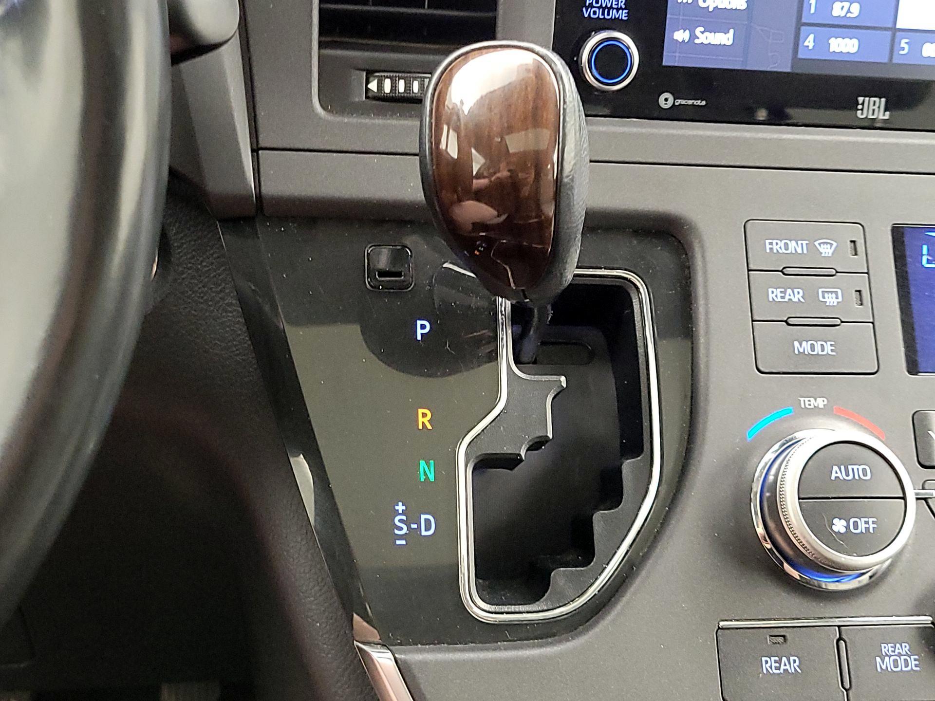 Thumbnail: 2018 Toyota Sienna - 18