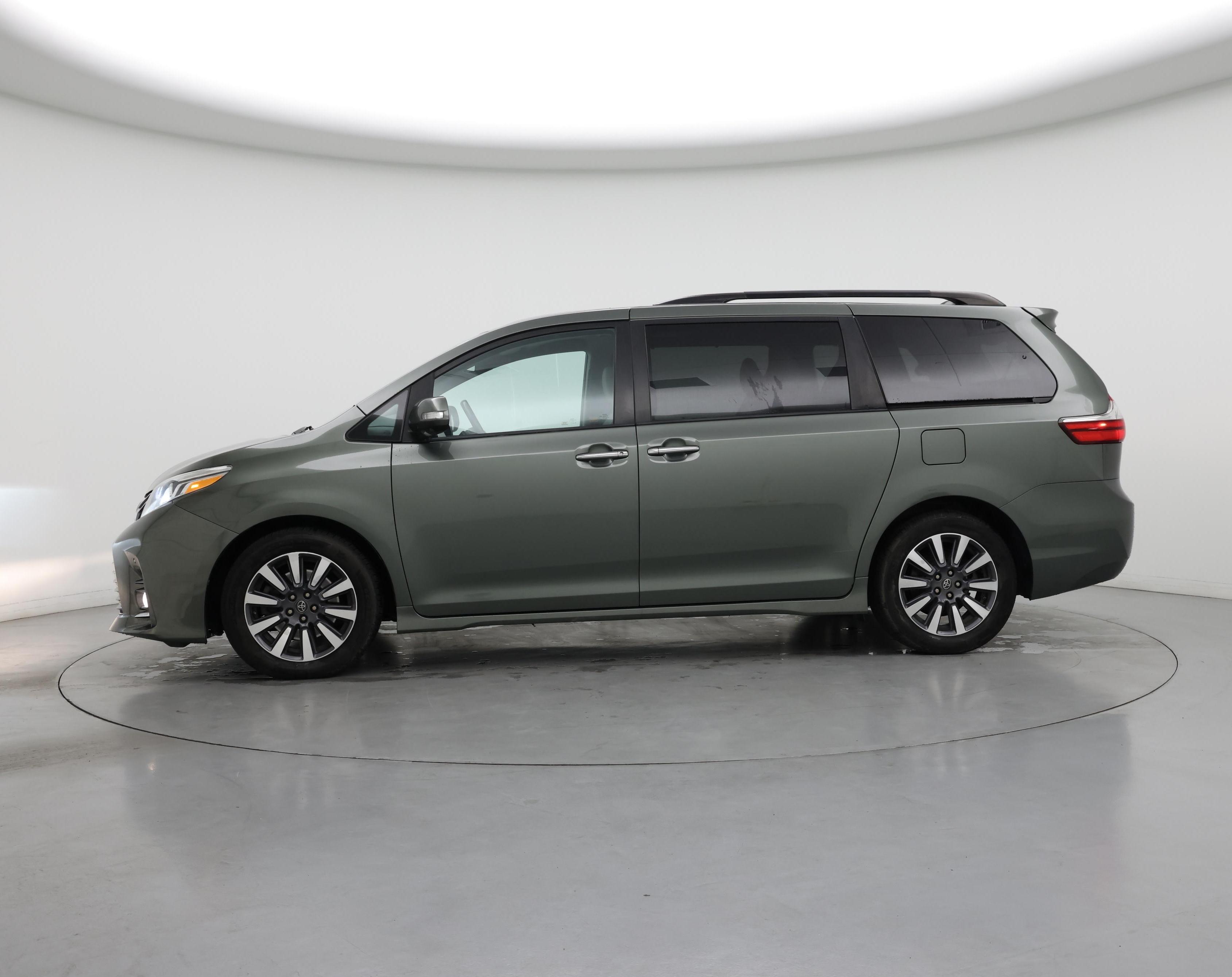 Thumbnail: 2018 Toyota Sienna - 3