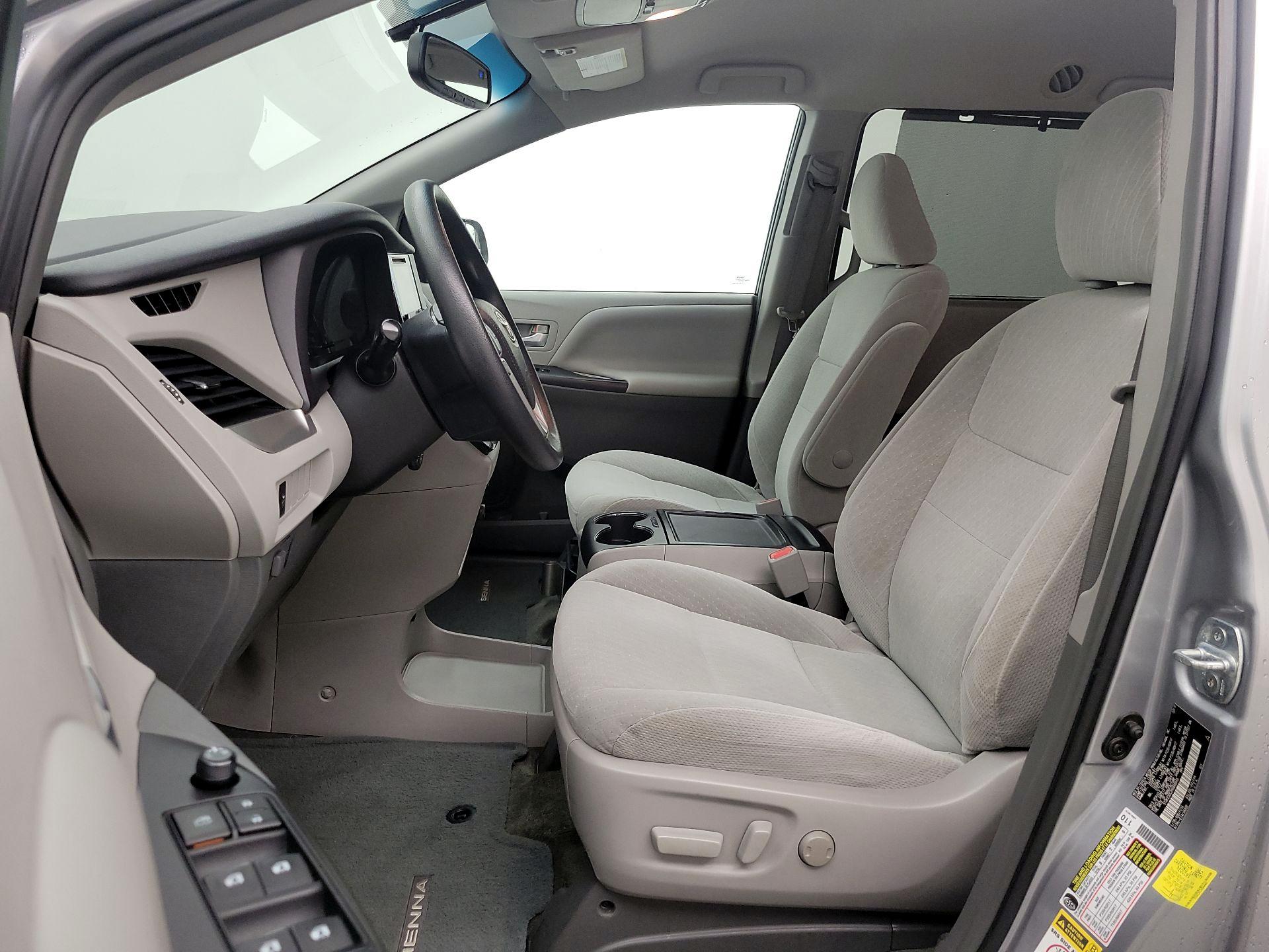 Thumbnail: 2017 Toyota Sienna - 11