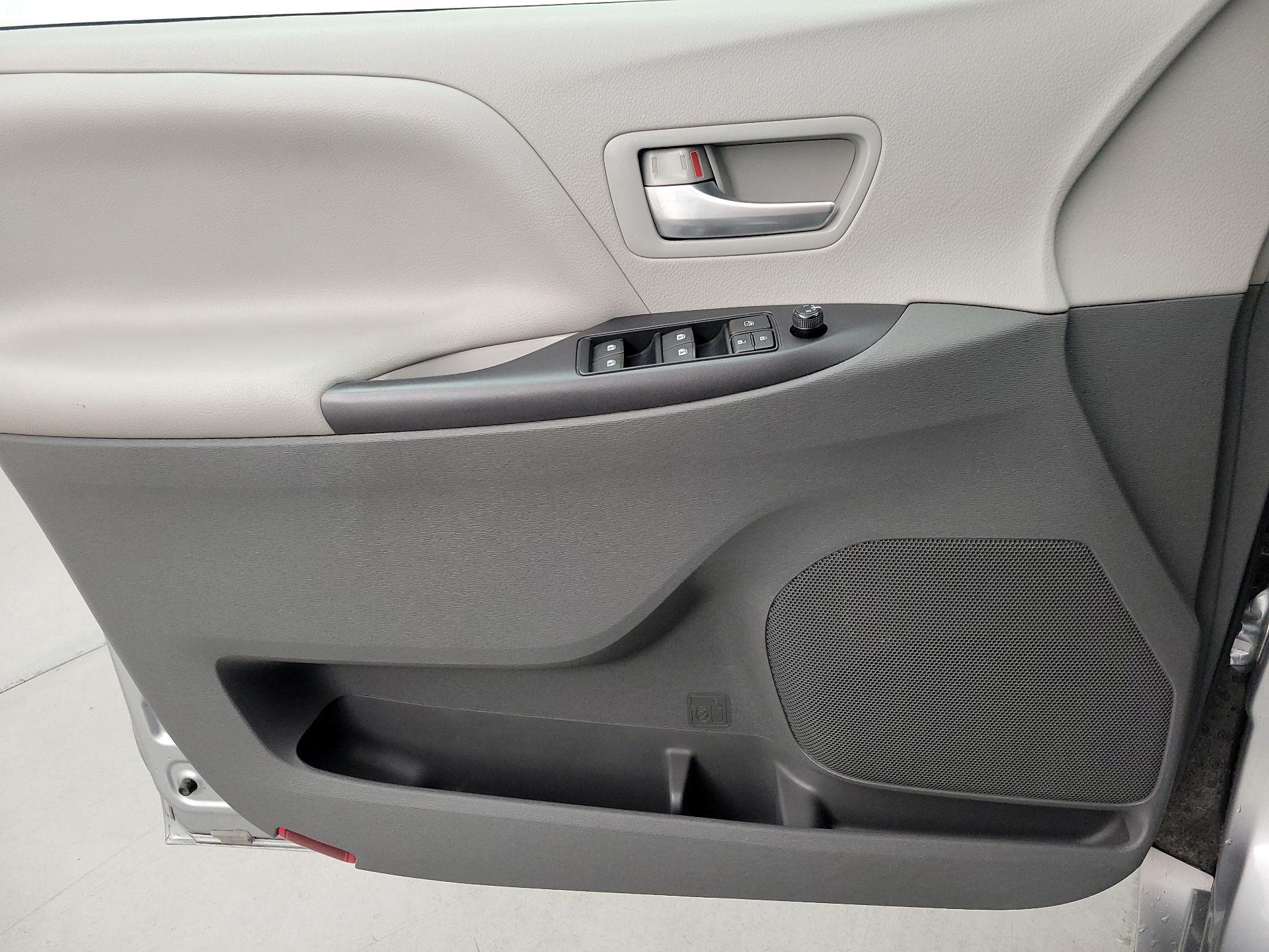 Thumbnail: 2017 Toyota Sienna - 12