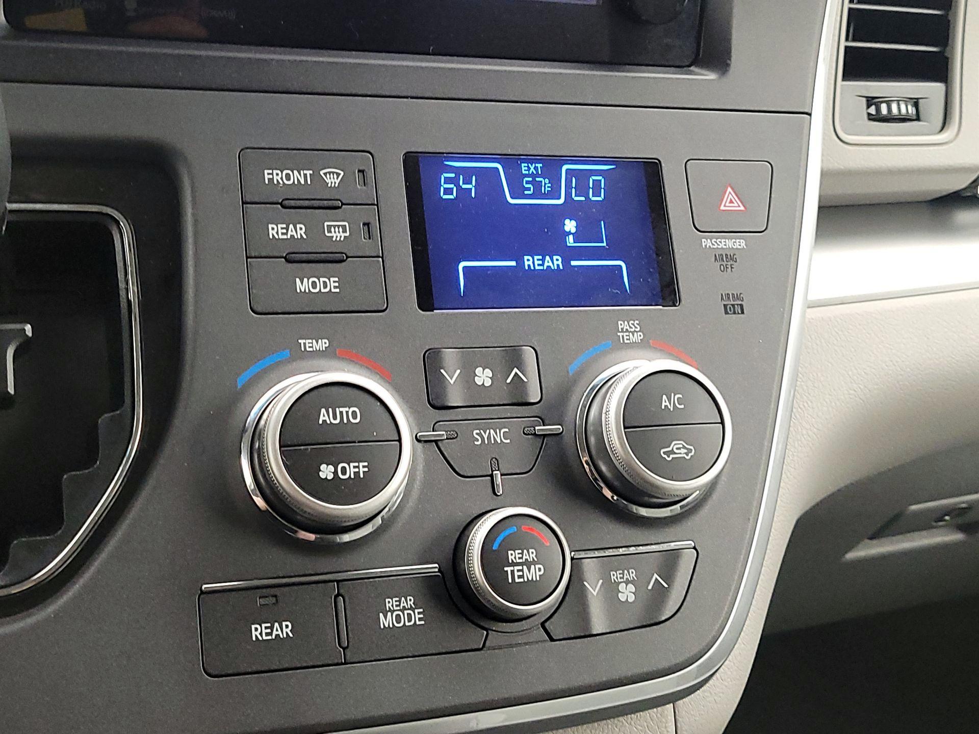 Thumbnail: 2017 Toyota Sienna - 16