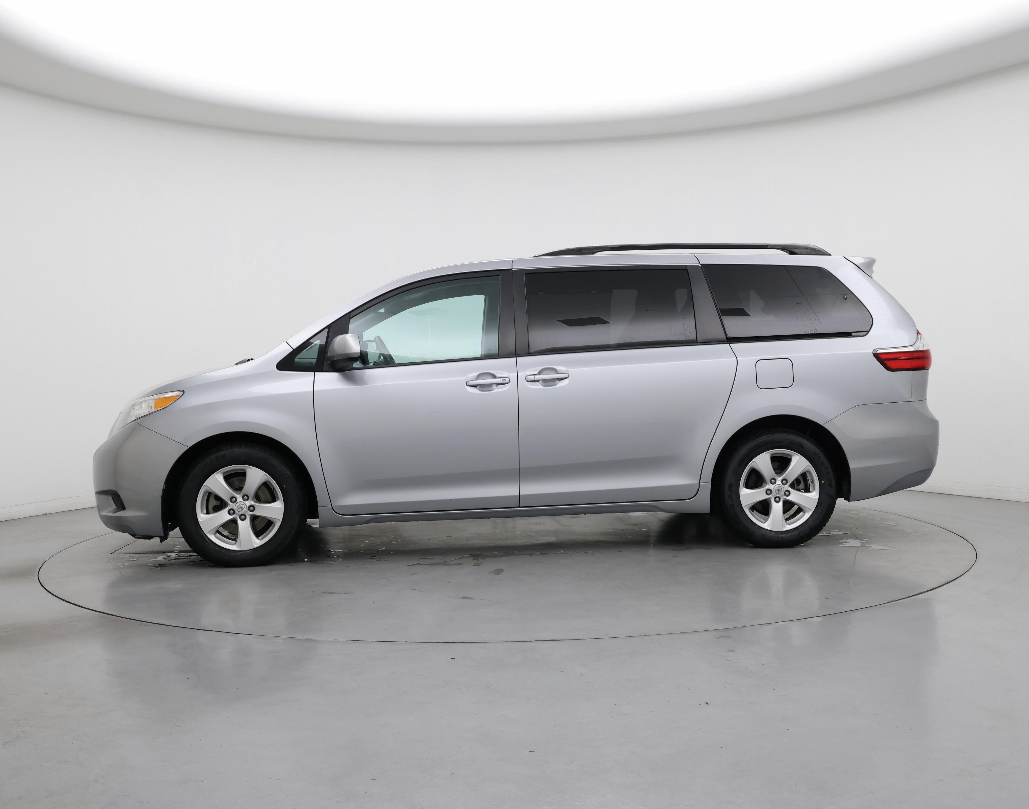 Thumbnail: 2017 Toyota Sienna - 3